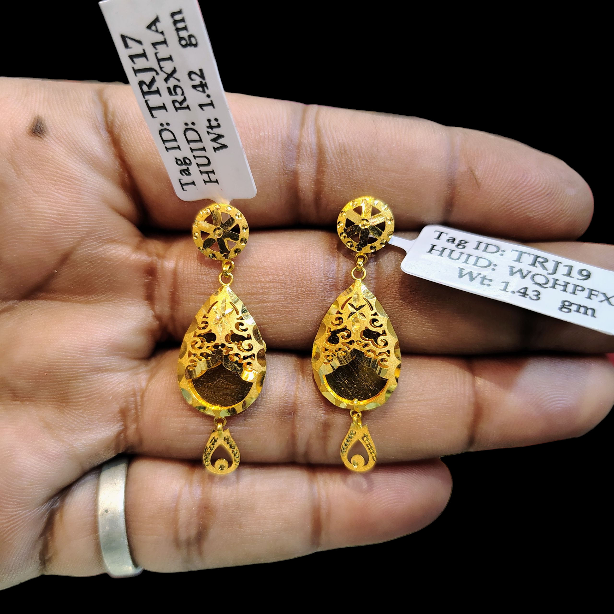 (GER22) BIS CERTIFIED WGT: 2.850 GM APPROX HUID HALLMARK 916 22KT GOLD EARRINGS KANBALA 1 PAIR FOR WOMEN.