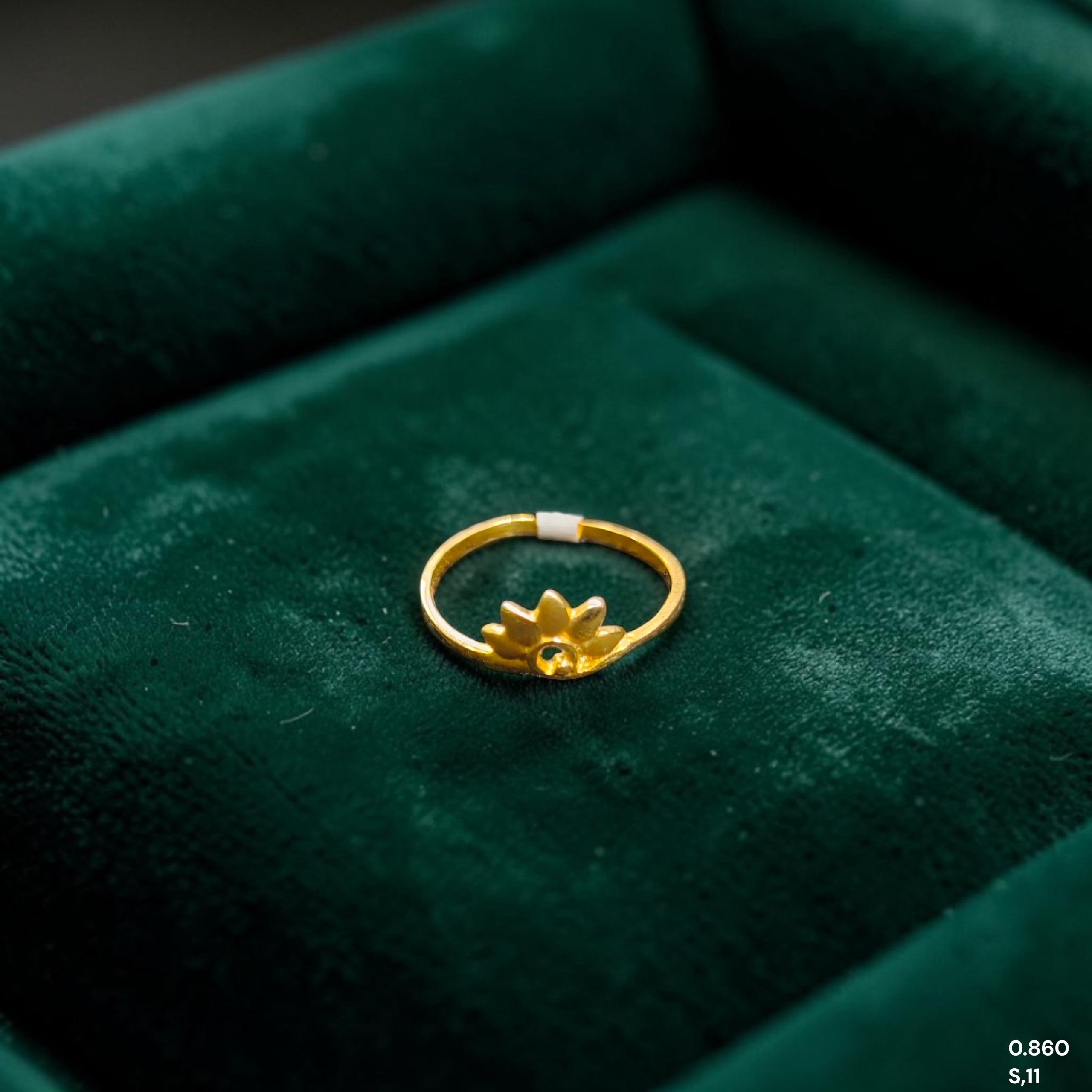 LADIES RING- (SIZE: 11) WGT: 0.860 GM APPROX 14KT HALLMARK GOLD RING FOR WOMEN 1 PIECE.