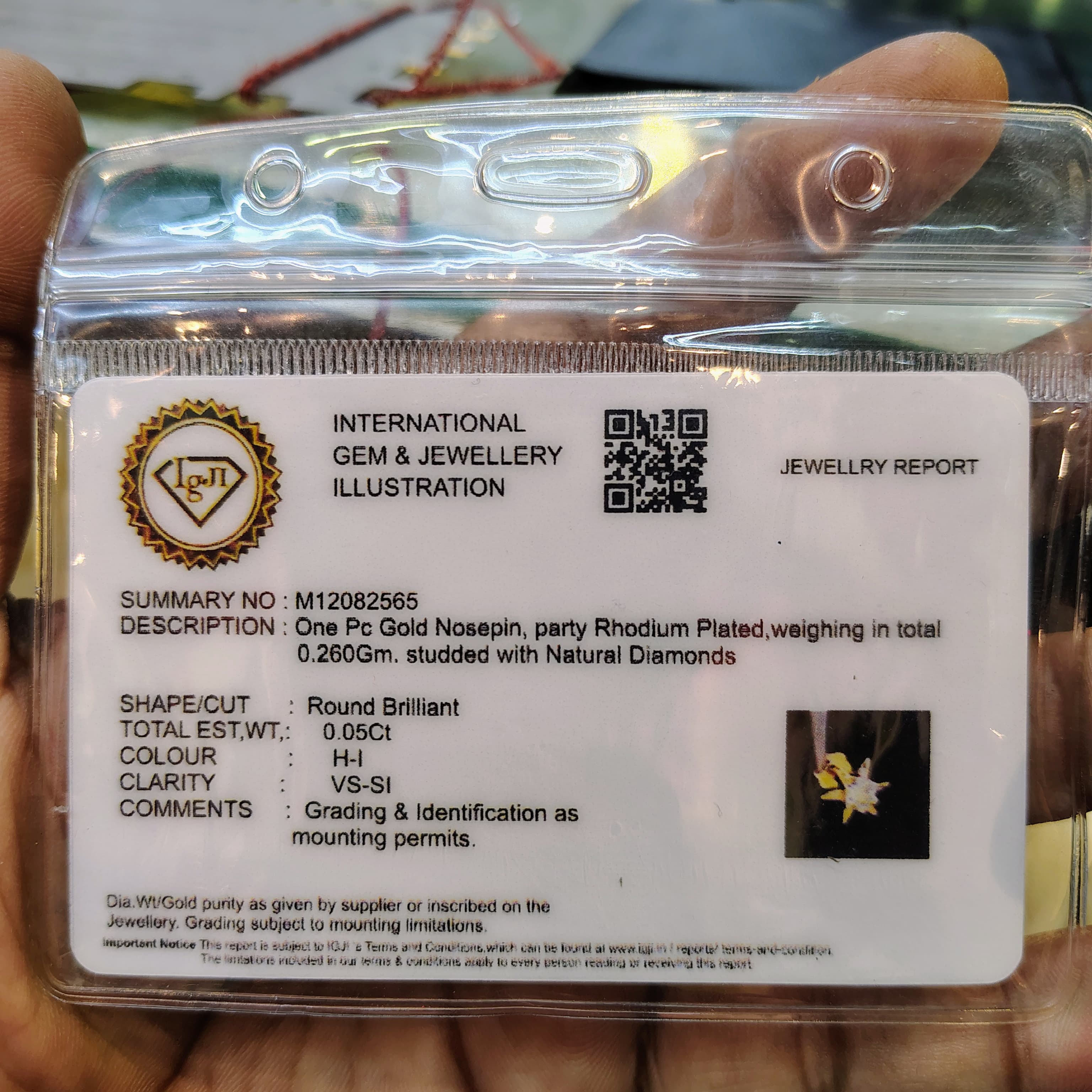 (GNP) RAJLAXMI DIAMOND JEWELLERY - WGT: 0.260 GM - NATURAL DIAMOND (0.05 CENT) HUID HALLMARK 18KT DIAMOND NOSEPIN FOR WOMEN WITH CERTIFICATE OF AUTHENTICITY BY IGJI (DESIGN NO: M12082565).