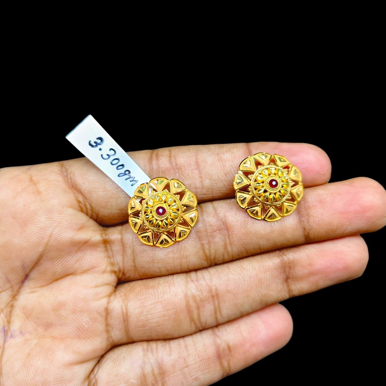 GOLD TOPS- BIS CERTIFIED WGT: 3.300 GM APPROX HUID HALLMARK 916 22KT GOLD TOPS 1 PAIR FOR WOMEN.