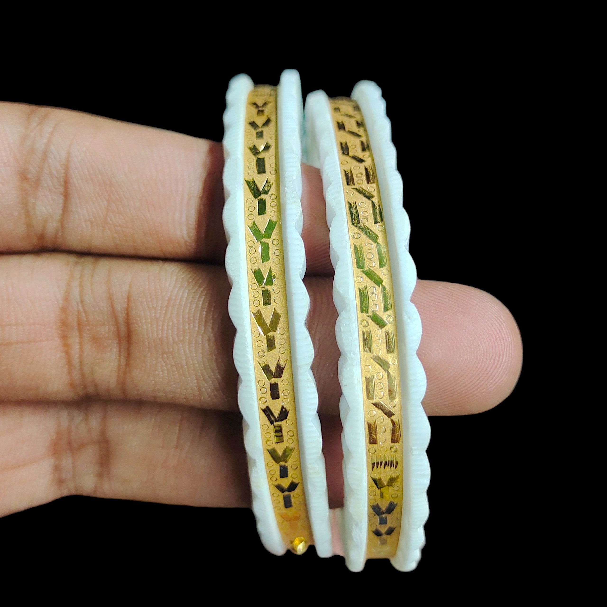 SAKHA BADHANO- (SIZE:25) WGT: 1.660 GM APPROX HUID HALLMARK 22KT GOLD SAKHA BADHANO BANGLES 1 PAIR DESIGN FOR REGULAR USE.