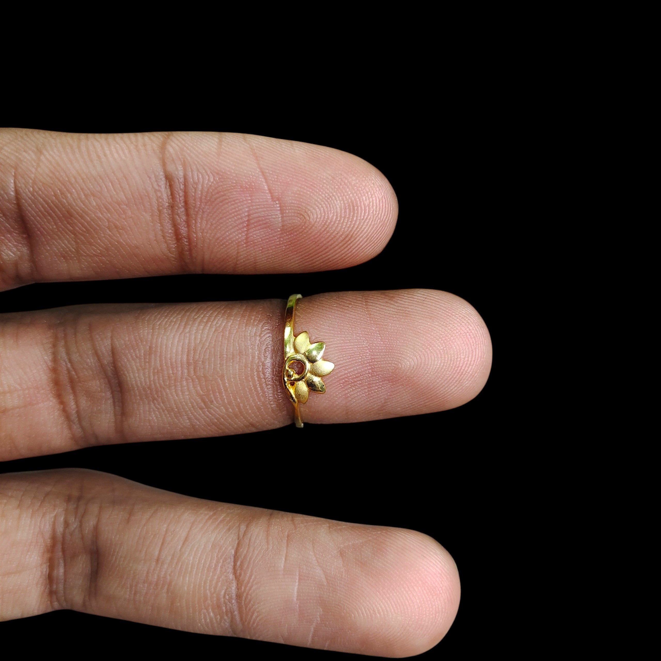 LADIES RING- (SIZE: 11) WGT: 0.860 GM APPROX 14KT HALLMARK GOLD RING FOR WOMEN 1 PIECE.