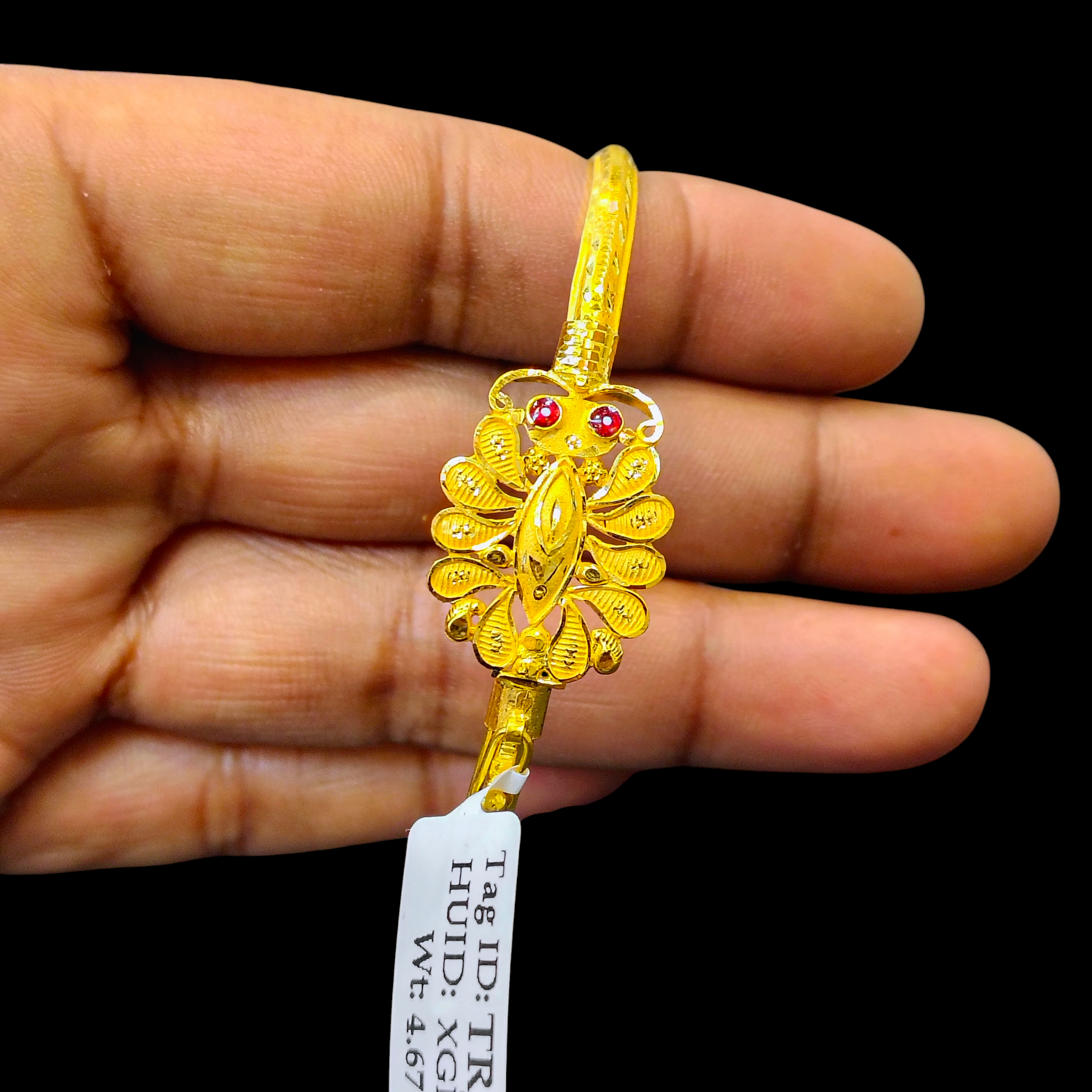 GOLD CHURI NOA- (SIZE: 25) WGT: 4.670 GM APPROX 22KT HUID HALLMARK GOLD NOA BANGLES 1 PIECE.