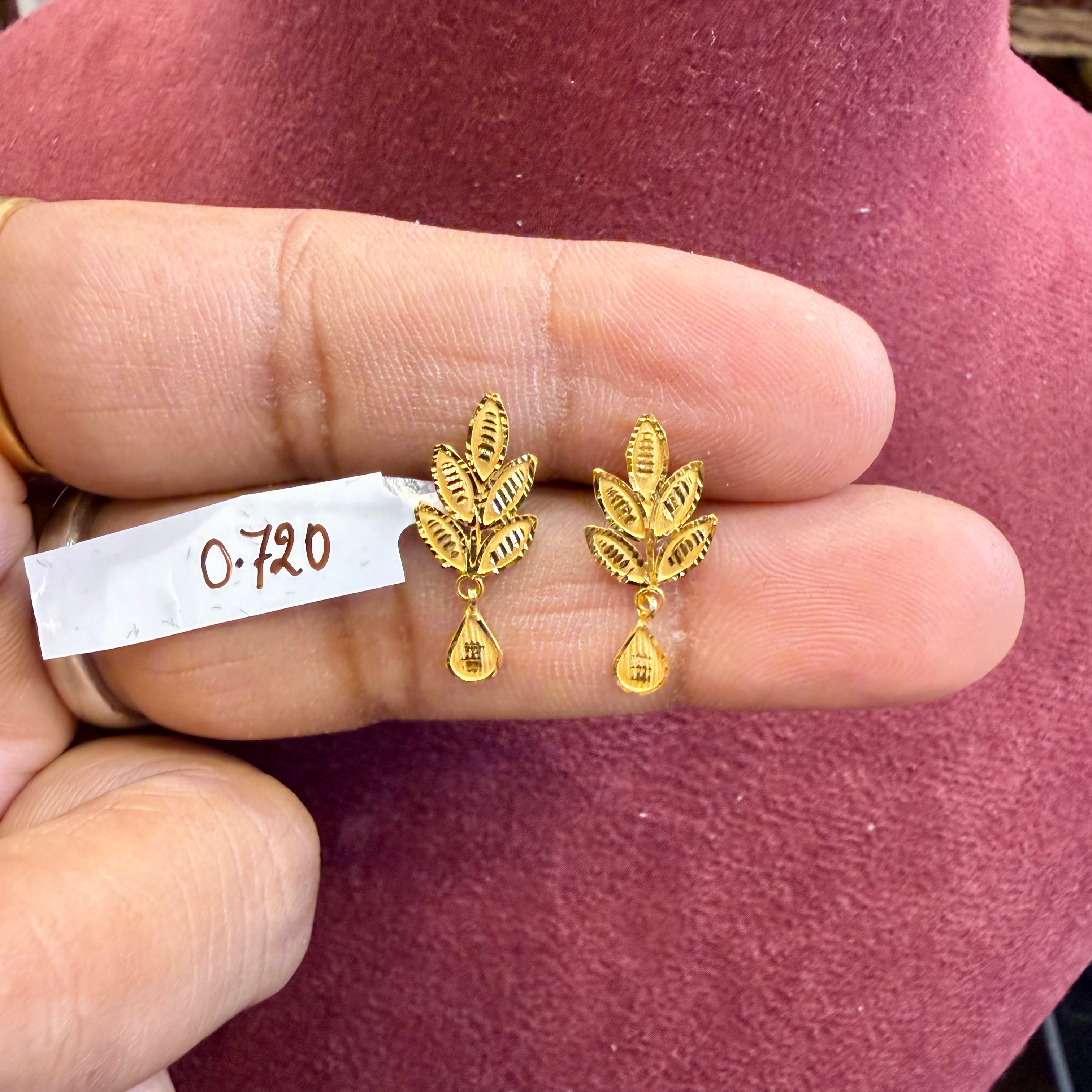 STUD EARRING- BIS CERTIFIED WGT: 0.720 GM APPROX HUID HALLMARK 916 22KT GOLD STUD EARRINGS 1 PAIR FOR WOMEN.