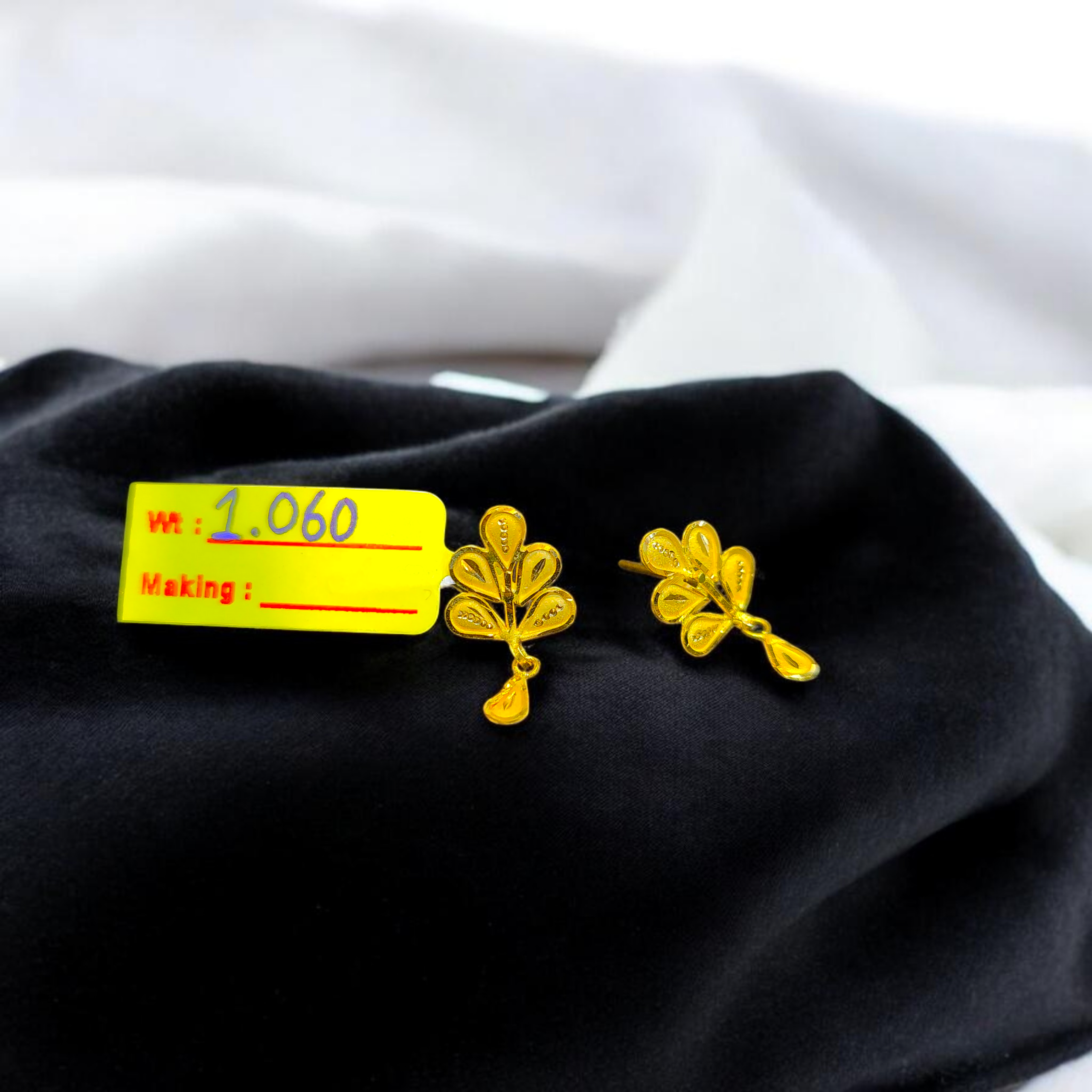 STUD EARRING- BIS CERTIFIED WGT: 1.060 GM APPROX HUID HALLMARK 916 22KT GOLD PASHA TOPS 1 PAIR FOR WOMEN.