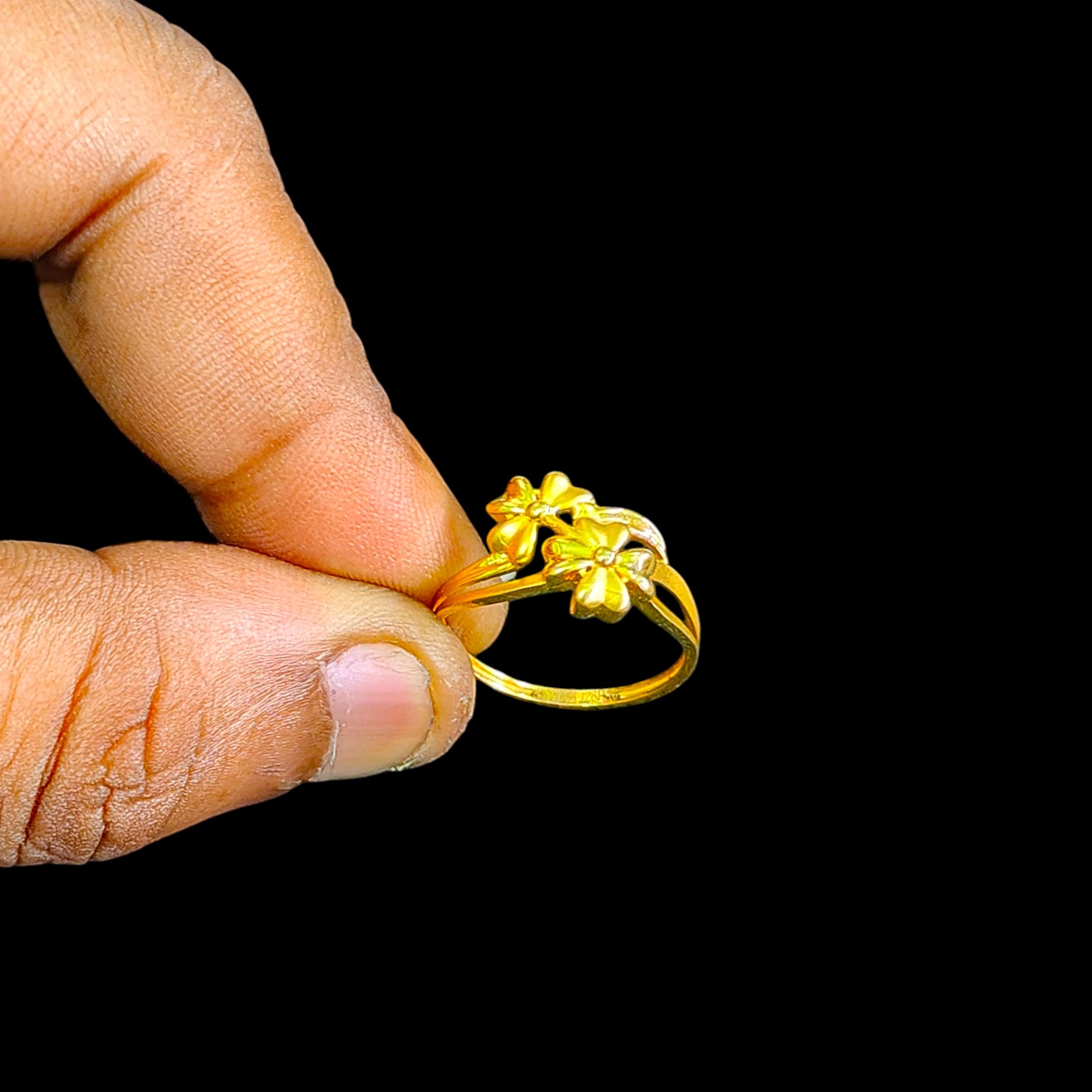 LADIES RING- (SIZE: 15) WGT: 1.860 GM APPROX 22KT HUID HALLMARK GOLD RING FOR WOMEN 1 PIECE.