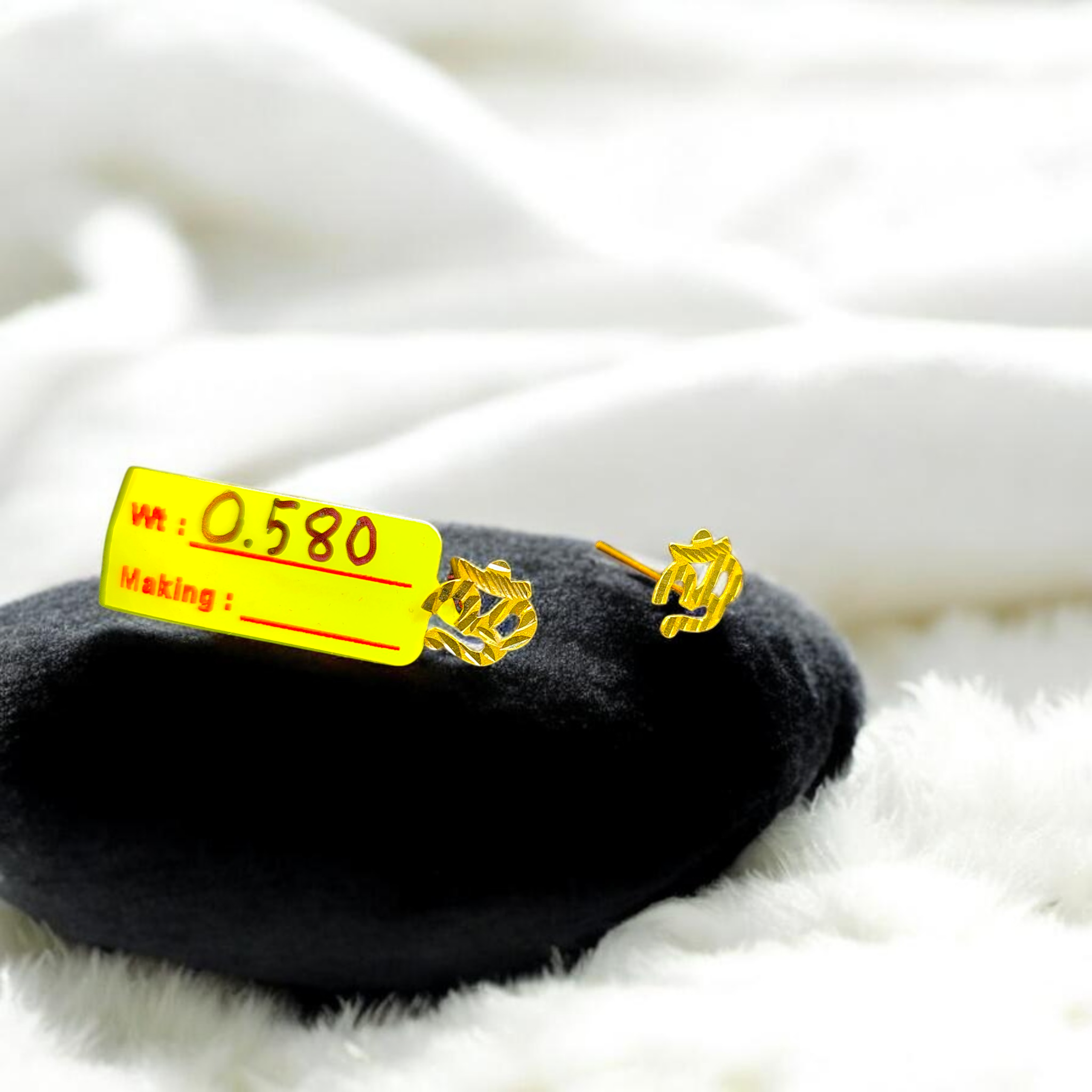 STUD EARRING- BIS CERTIFIED WGT: 0.580 GM APPROX HUID HALLMARK 916 22KT GOLD TOPS 1 PAIR FOR WOMEN.