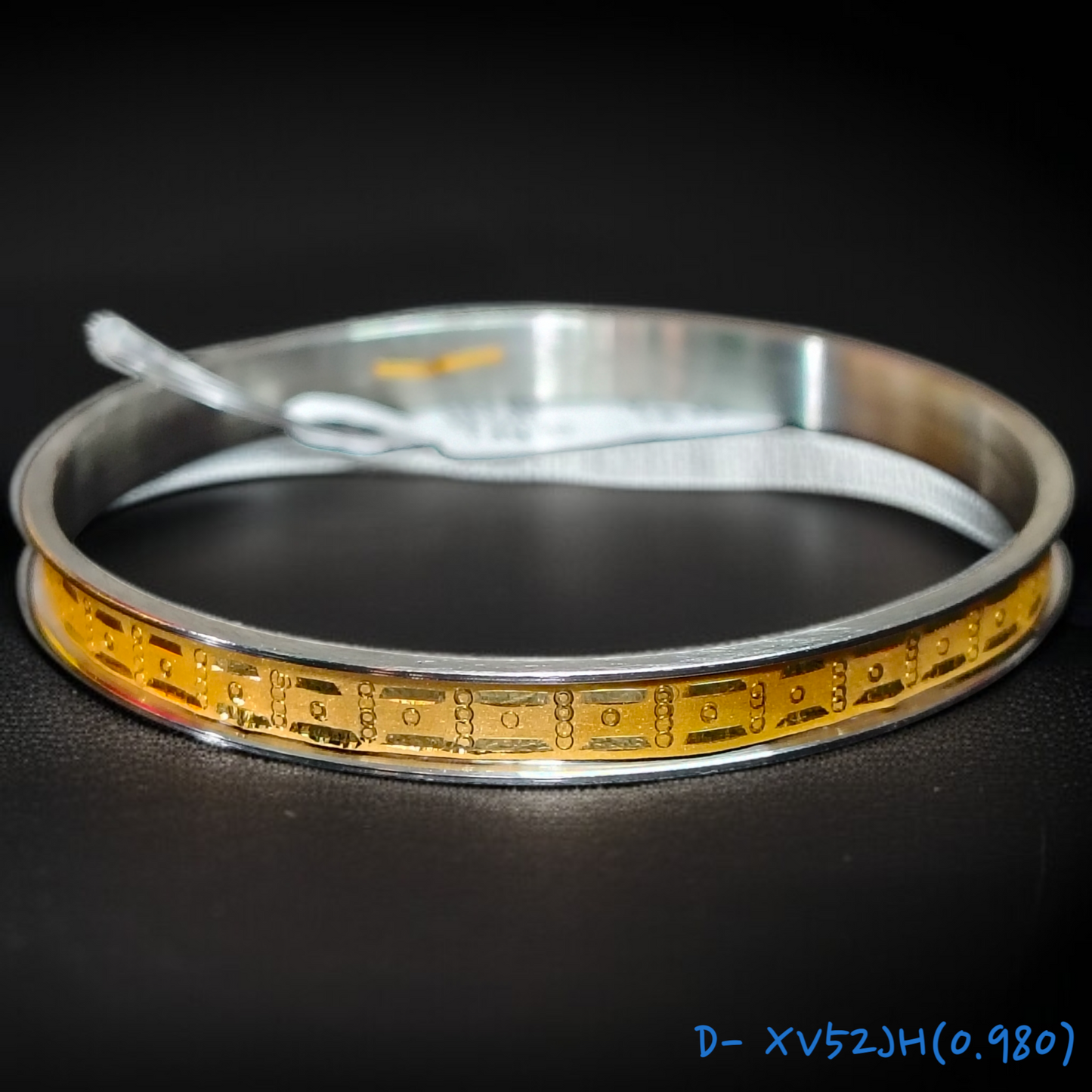TRJ D- XV52JH (SIZE: 22) WGT: 0.980 GM APPROX 22KT HUID HALLMARK GOLD NOA BANGLES (LAZER CHILA) 1 PIECE.