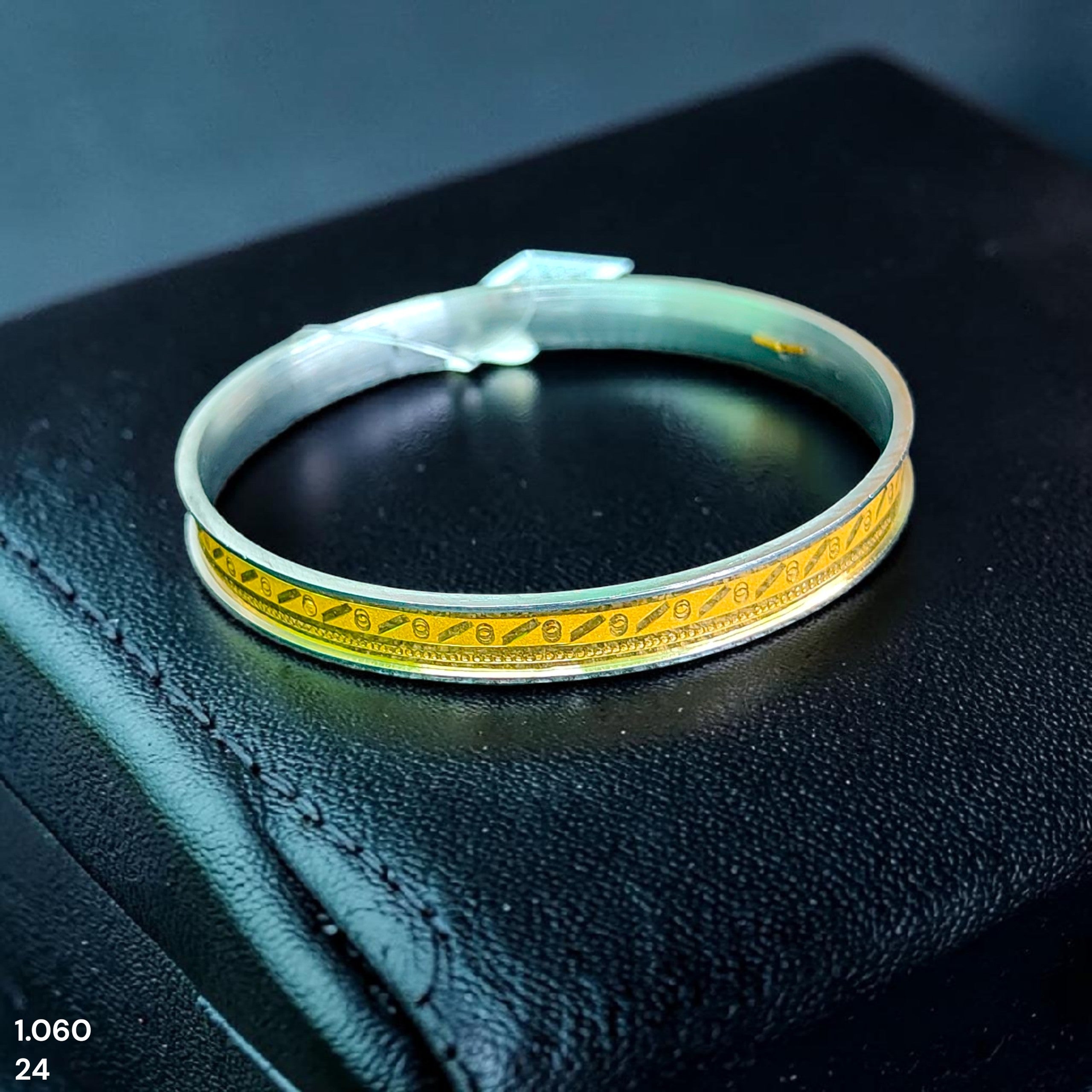 GOLD CHURI NOA- (SIZE: 24) WGT: 1.060 GM APPROX 22KT HUID HALLMARK GOLD NOA BANGLES 1 PIECE.