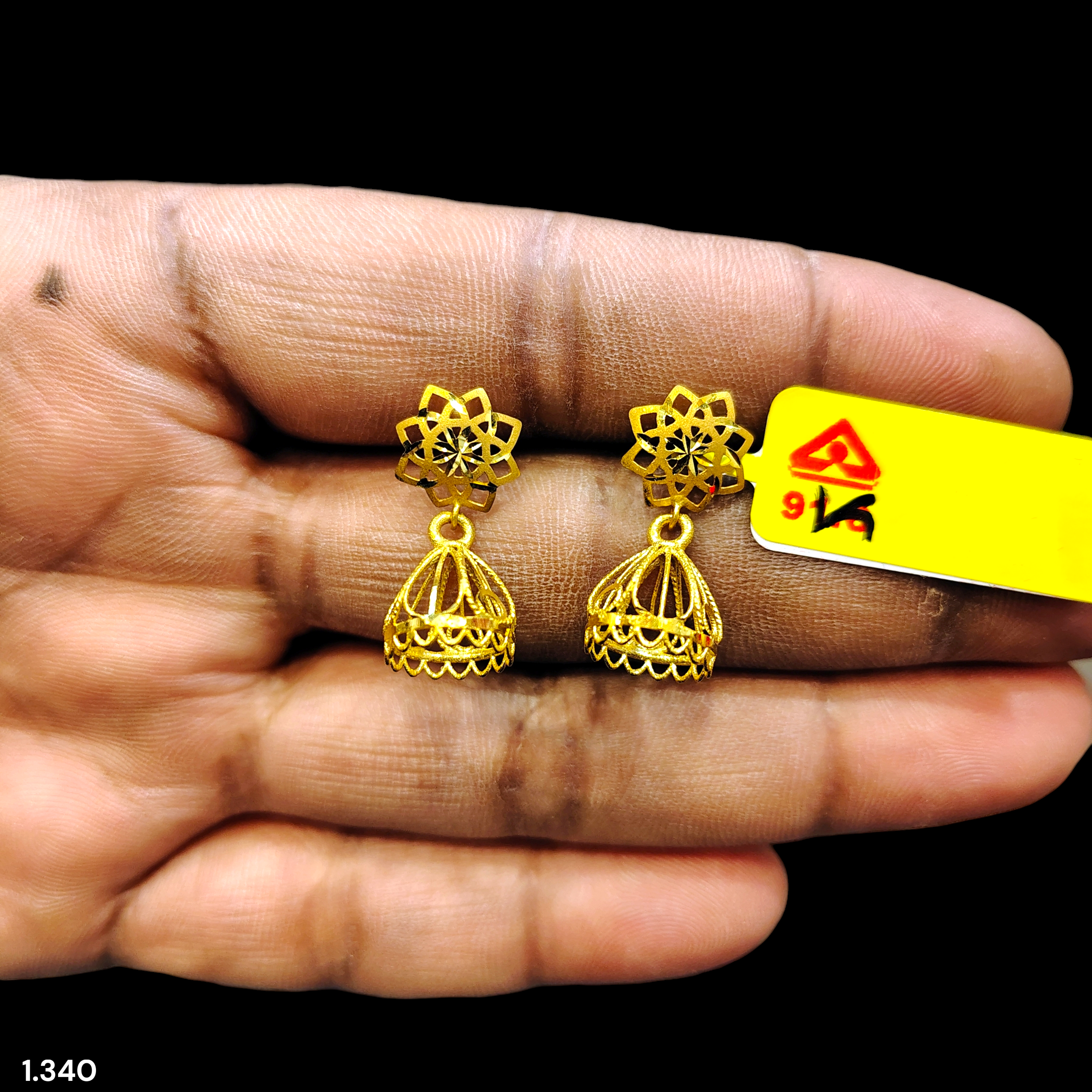 GOLD EARRINGS- WGT: 1.340 GM APPROX BIS CERTIFIED HUID HALLMARK 9KT GOLD EARRINGS 1 PAIR FOR WOMEN.