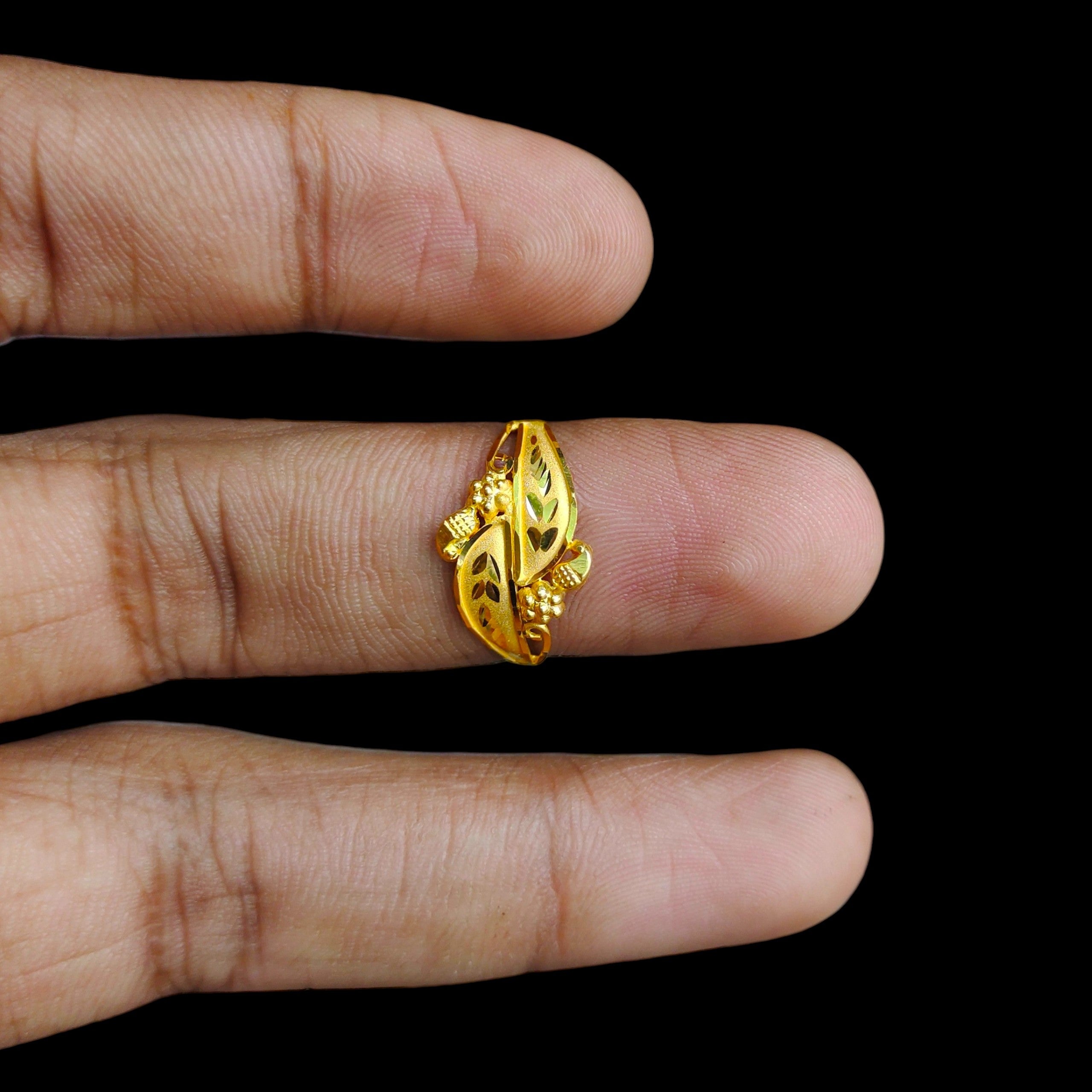 LADIES RING- (SIZE: 13) WGT: 0.910 GM APPROX BIS CERTIFIED HUID HALLMARK 916 22KT GOLD RING FOR WOMEN 1 PIECE.