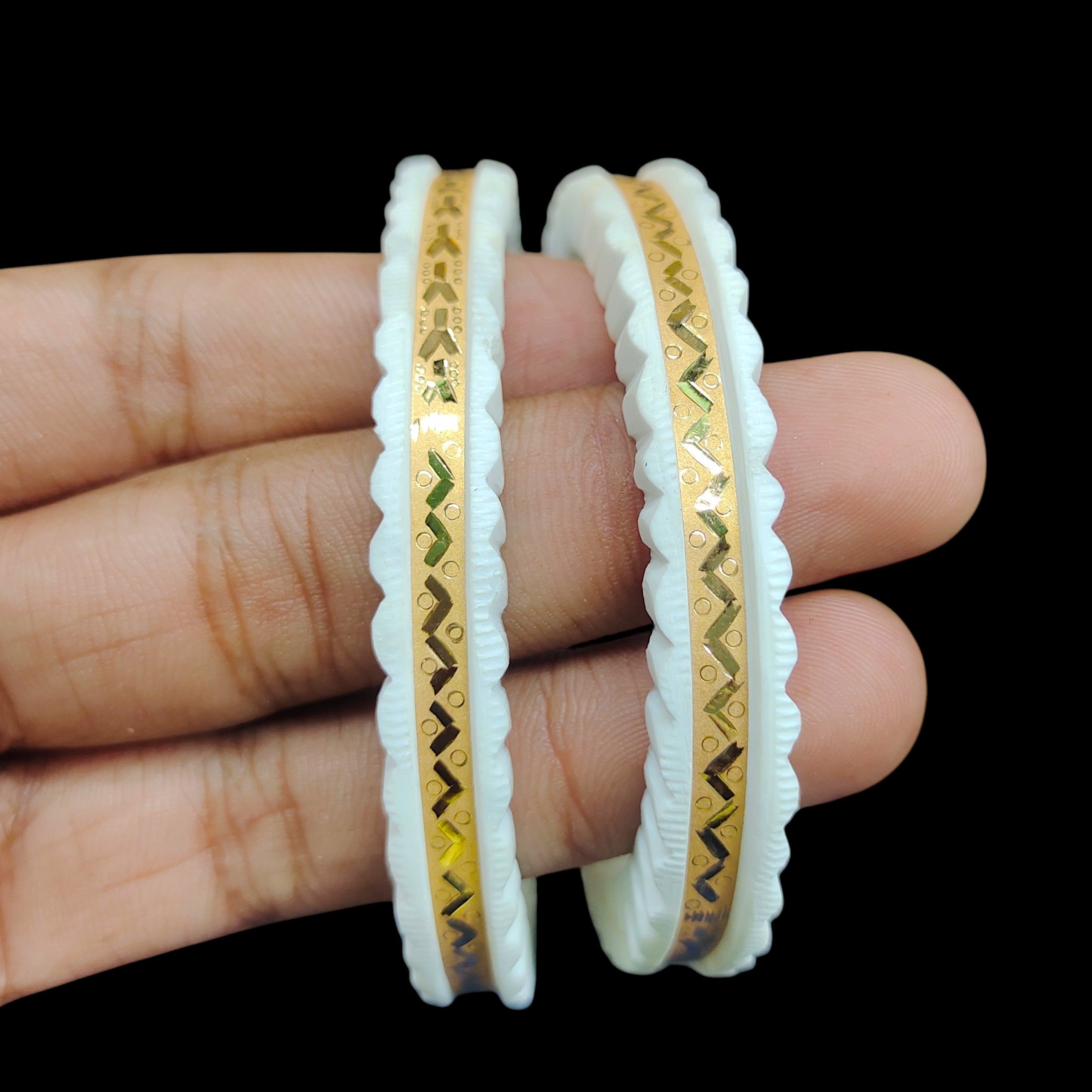 SAKHA BADHANO- (SIZE:26) WGT: 1.500 GM APPROX HUID HALLMARK 22KT GOLD SAKHA BADHANO BANGLES 1 PAIR DESIGN FOR REGULAR USE.
