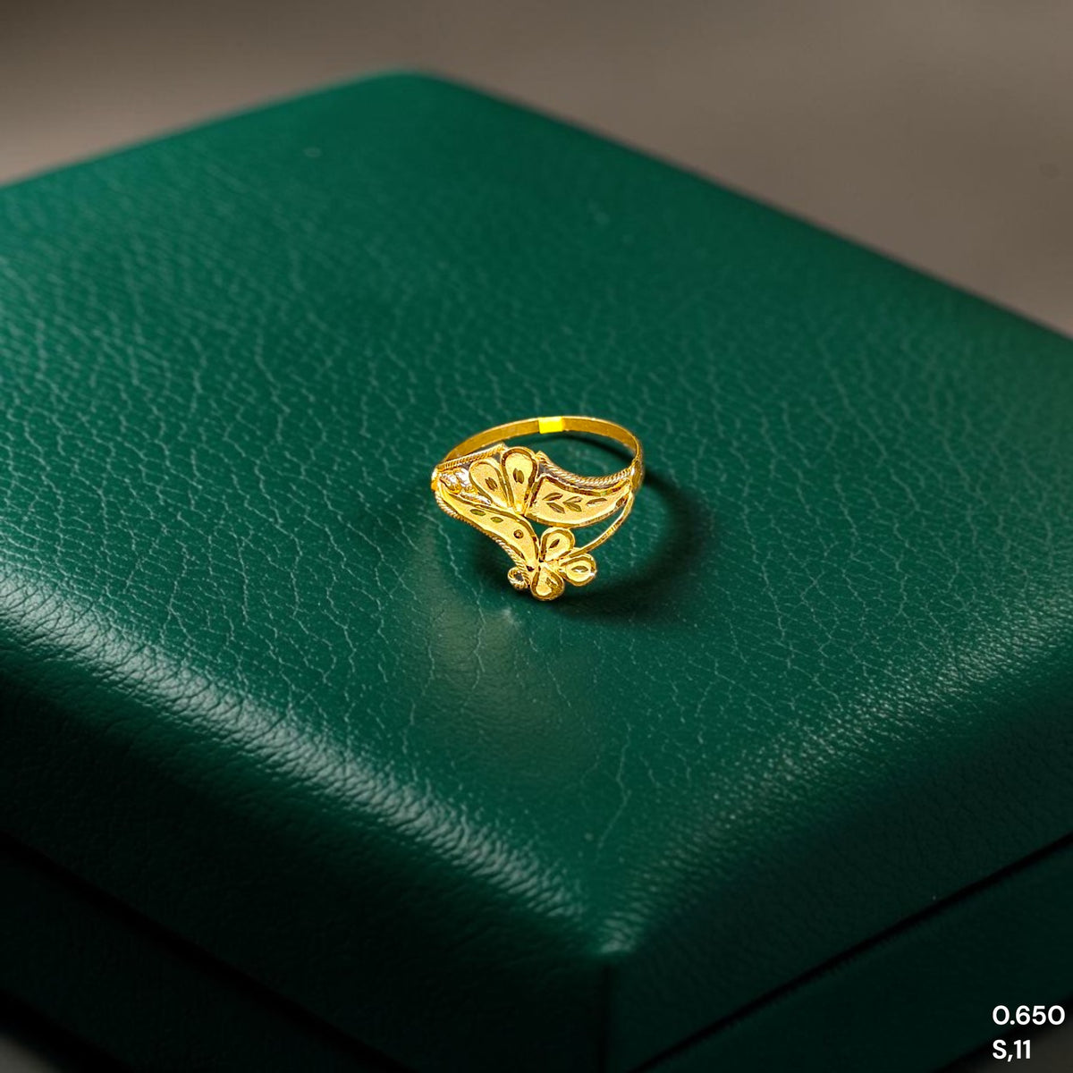 LADIES RING- (SIZE: 11) WGT: 0.650 GM APPROX BIS CERTIFIED HUID HALLMARK 9KT GOLD FINGER RING FOR WOMEN 1 PIECE. (4HPU8M)