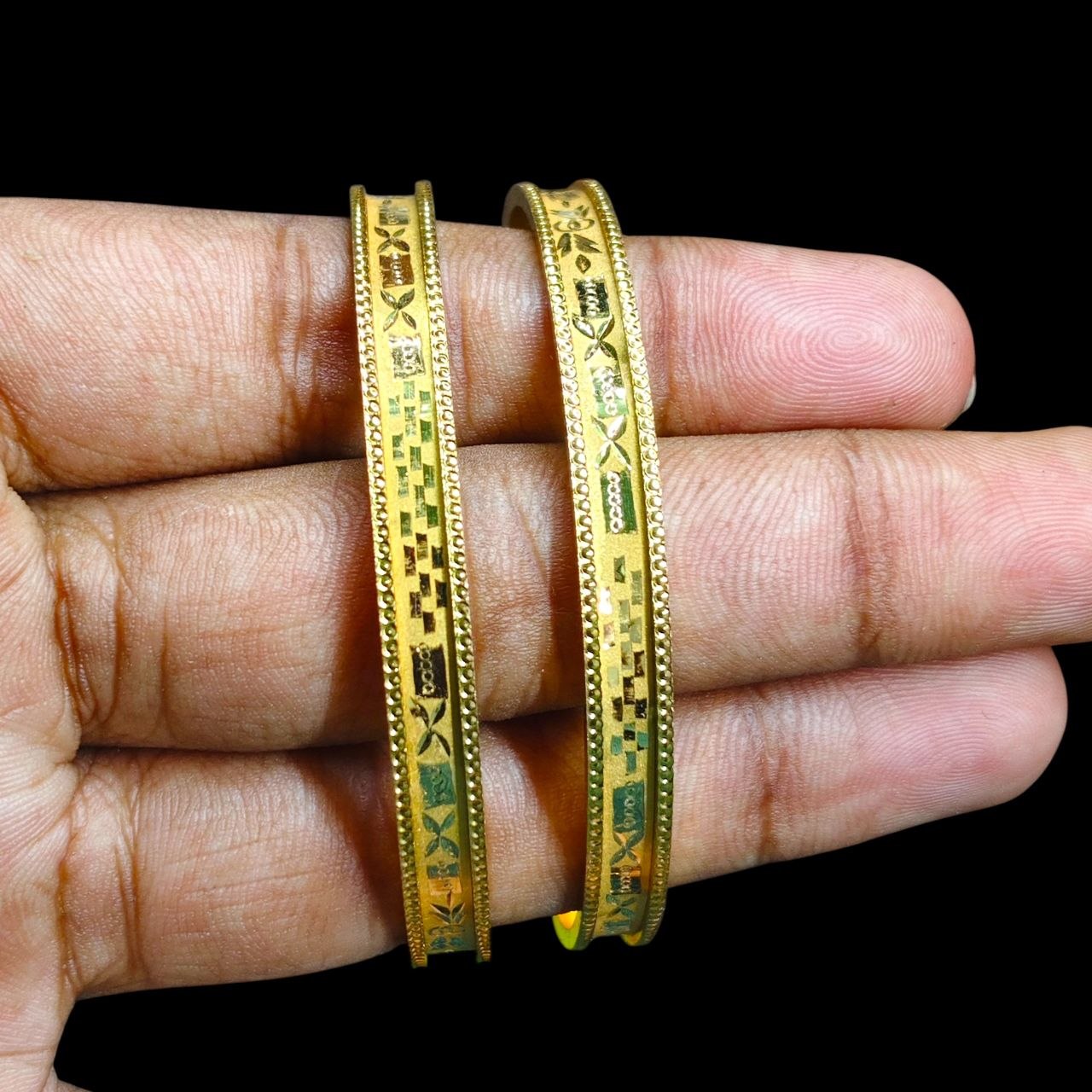 GOLD CHURI NOA- SIZE-24 (WGT: 1.580 GM APPROX) BIS CERTIFIED HUID HALLMARK 22KT GOLD SOCKET CHURI (CHILA PATH DESIGN) 1 PAIR FOR REGULAR USE FOR WOMAN.