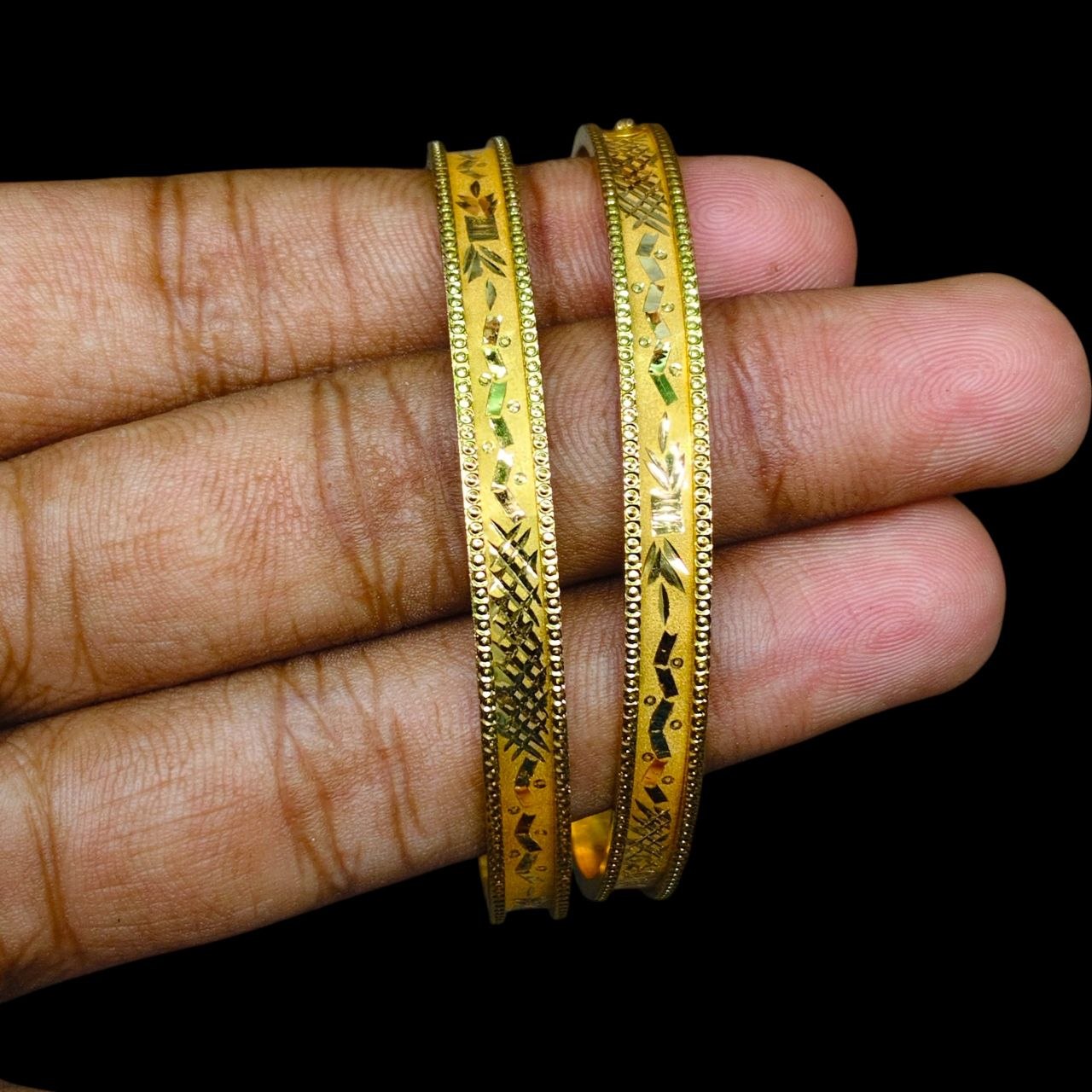 GOLD CHURI NOA- SIZE-25 (WGT: 1.690 GM APPROX) BIS CERTIFIED HUID HALLMARK 22KT GOLD SOCKET CHURI (CHILA PATH DESIGN) 1 PAIR FOR REGULAR USE FOR WOMAN.