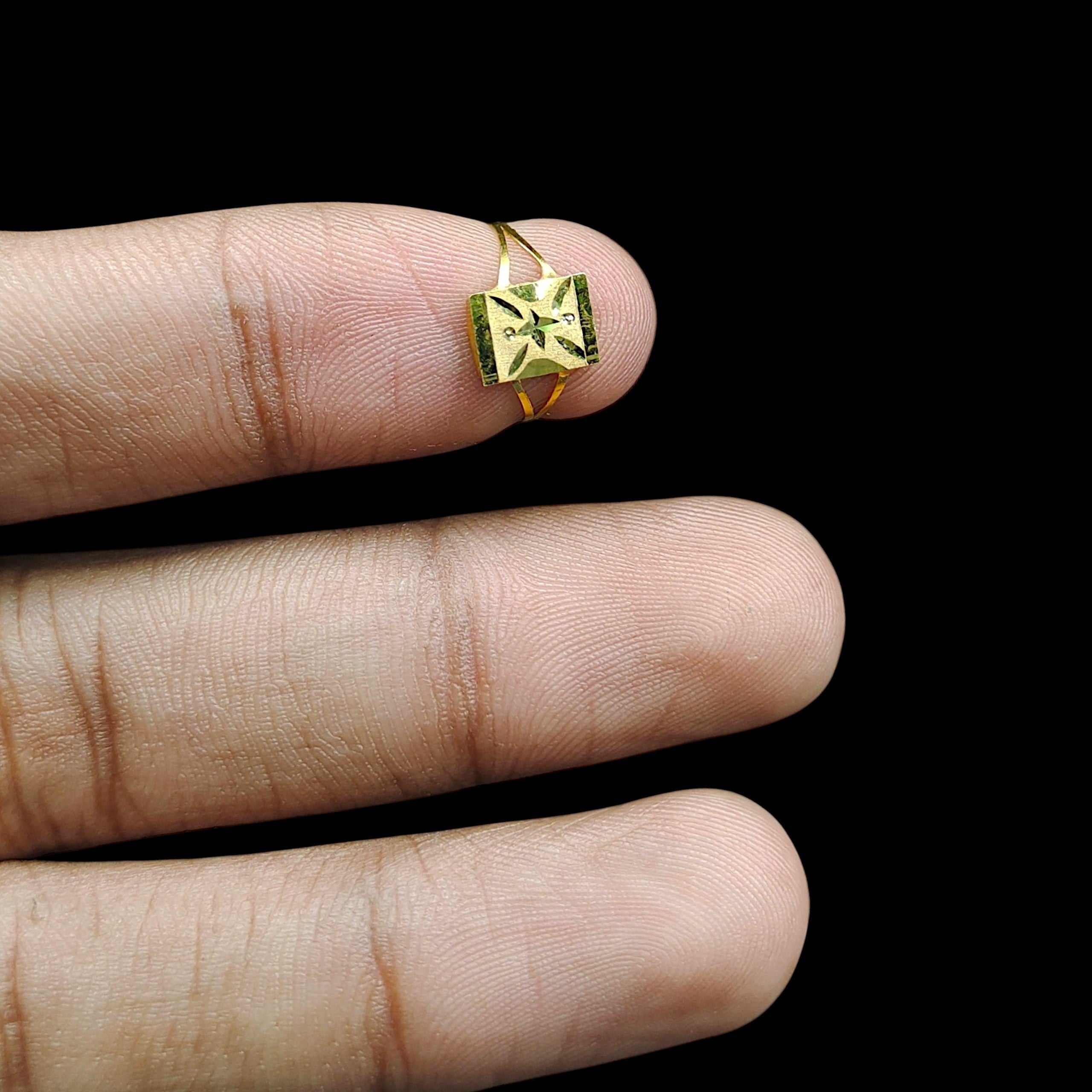 BABY JEWELLERY- TRJ WGT: 0.180 GM APPROX 375 9KT HUID HALLMARK GOLD BABY FINGER RING 1 PIECE FOR RICE CEREMONY & BIRTHDAY.(H4PPZ8)