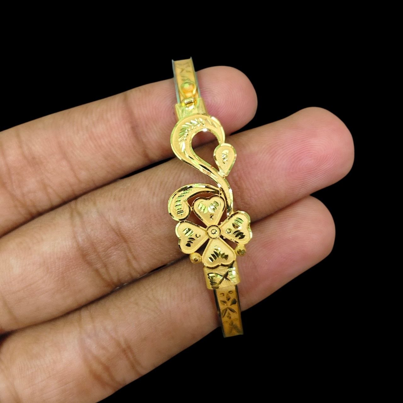 GOLD BRACELET NOA- (SIZE: 25) WGT: 2.850 GM APPROX 22KT HUID HALLMARK GOLD NOA BANGLES 1 PIECE.