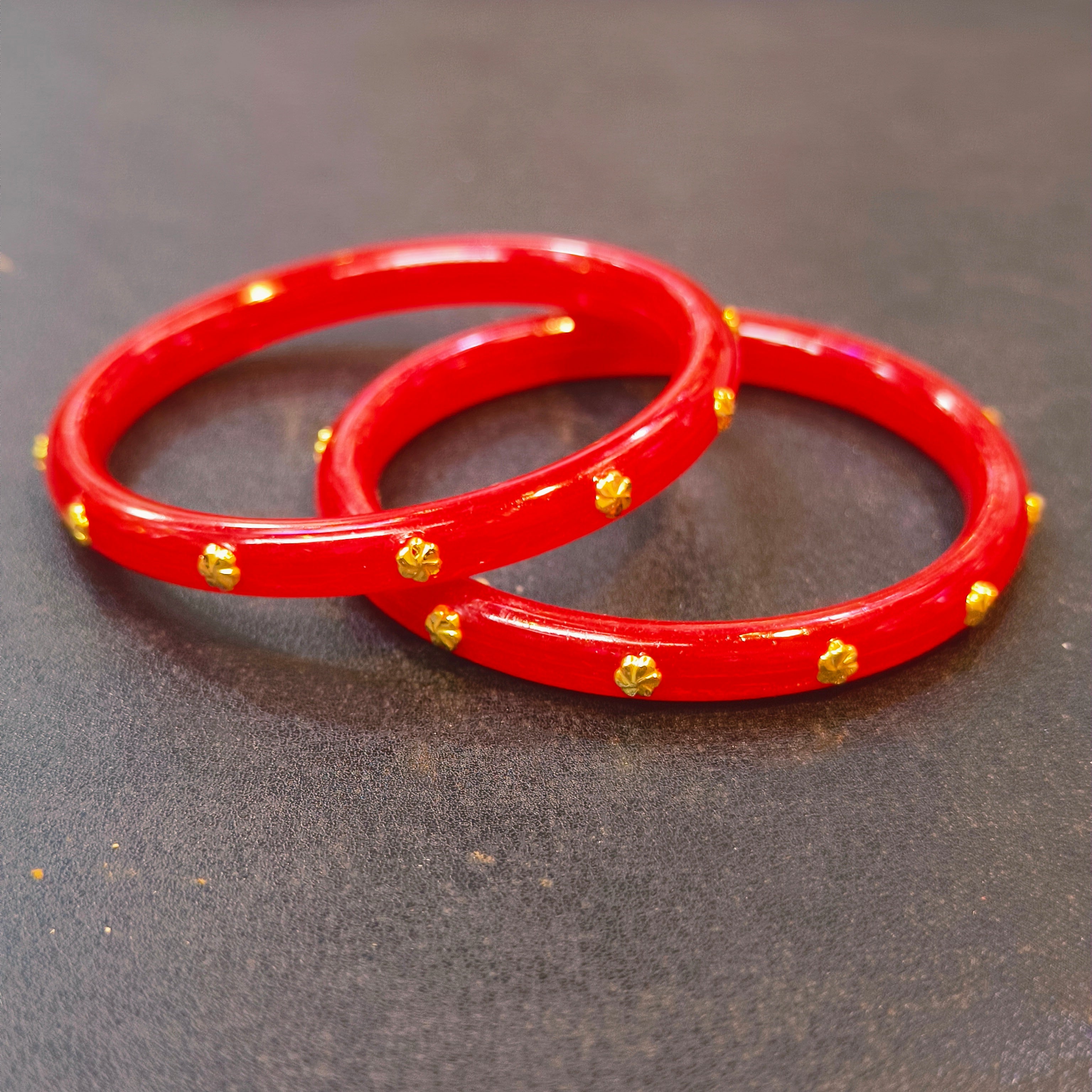 RED MED LOCAL KDM GOLD PASTING POLA BADHANO 1 PAIR FOR REGULAR USE APPROX WGT: 0.400 GM (NOTE: DEDUCTION OF WGT: 0.100 GM WHEN EXCHANGED WITH ANY JEWELLERY FOR LIFETIME)