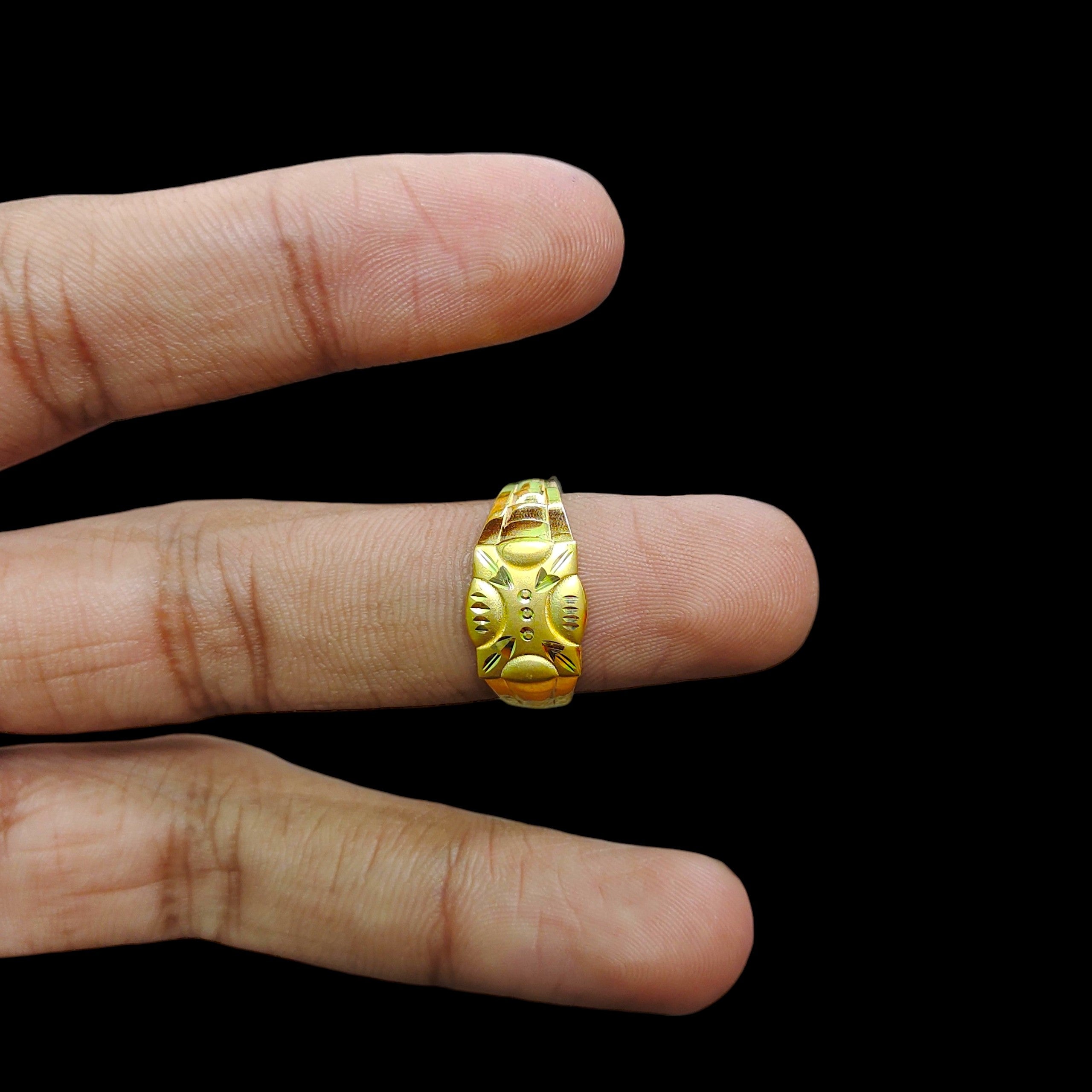 GENTS RING- TRJ (SIZE:17) WGT: 1.300 GM APPROX BIS CERTIFIED HUID HALLMARK 375 9KT GOLD FINGER RING FOR MEN 1 PIECE.