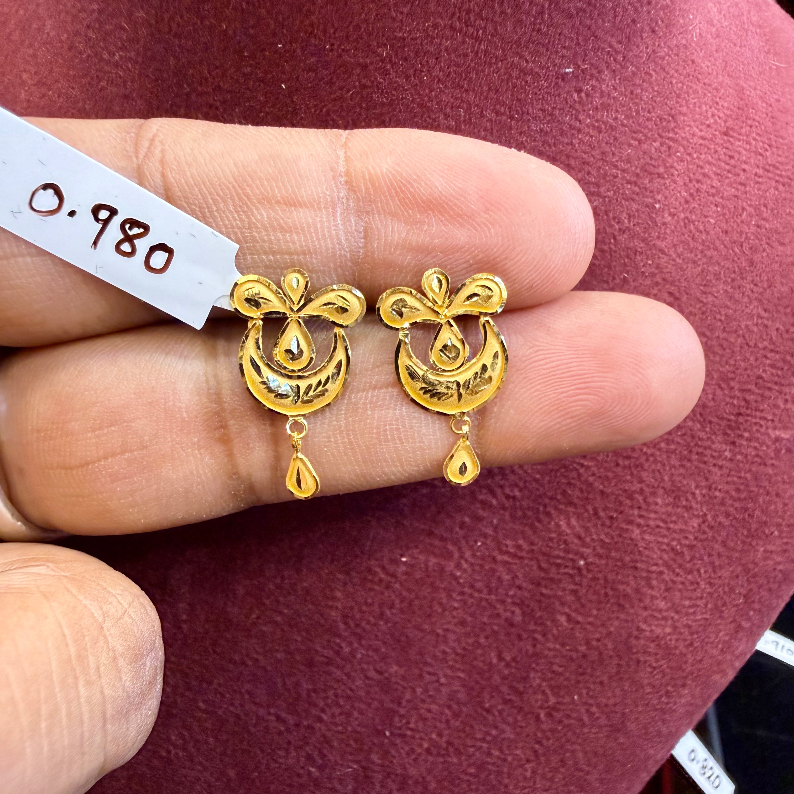 STUD EARRING- BIS CERTIFIED WGT: 0.980 GM APPROX HUID HALLMARK 916 22KT GOLD STUD EARRINGS 1 PAIR FOR WOMEN.