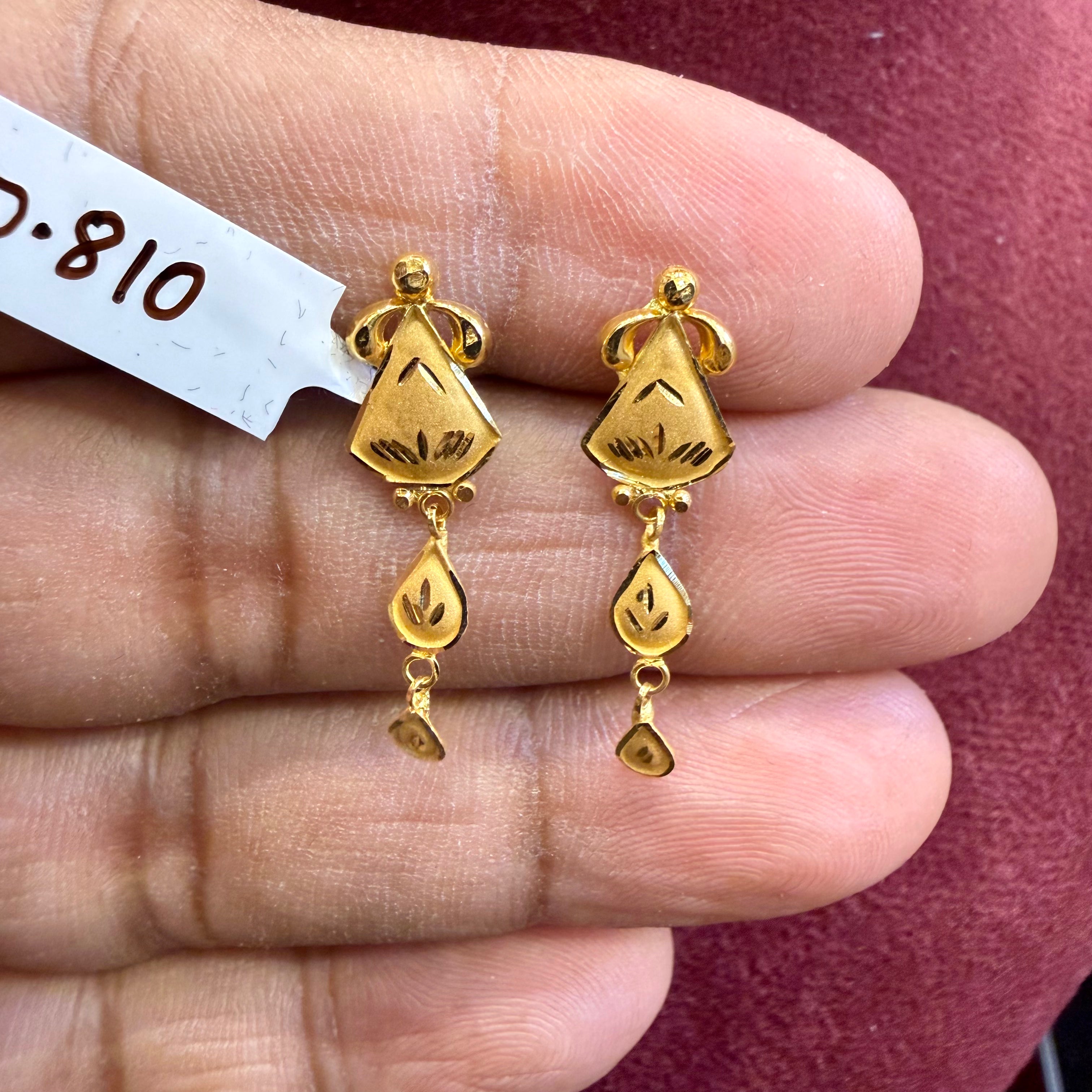 GOLD EARRINGS- WGT: 0.810 GM APPROX BIS CERTIFIED HUID HALLMARK 916 22KT GOLD EARRINGS KANBALA 1 PAIR FOR WOMEN.
