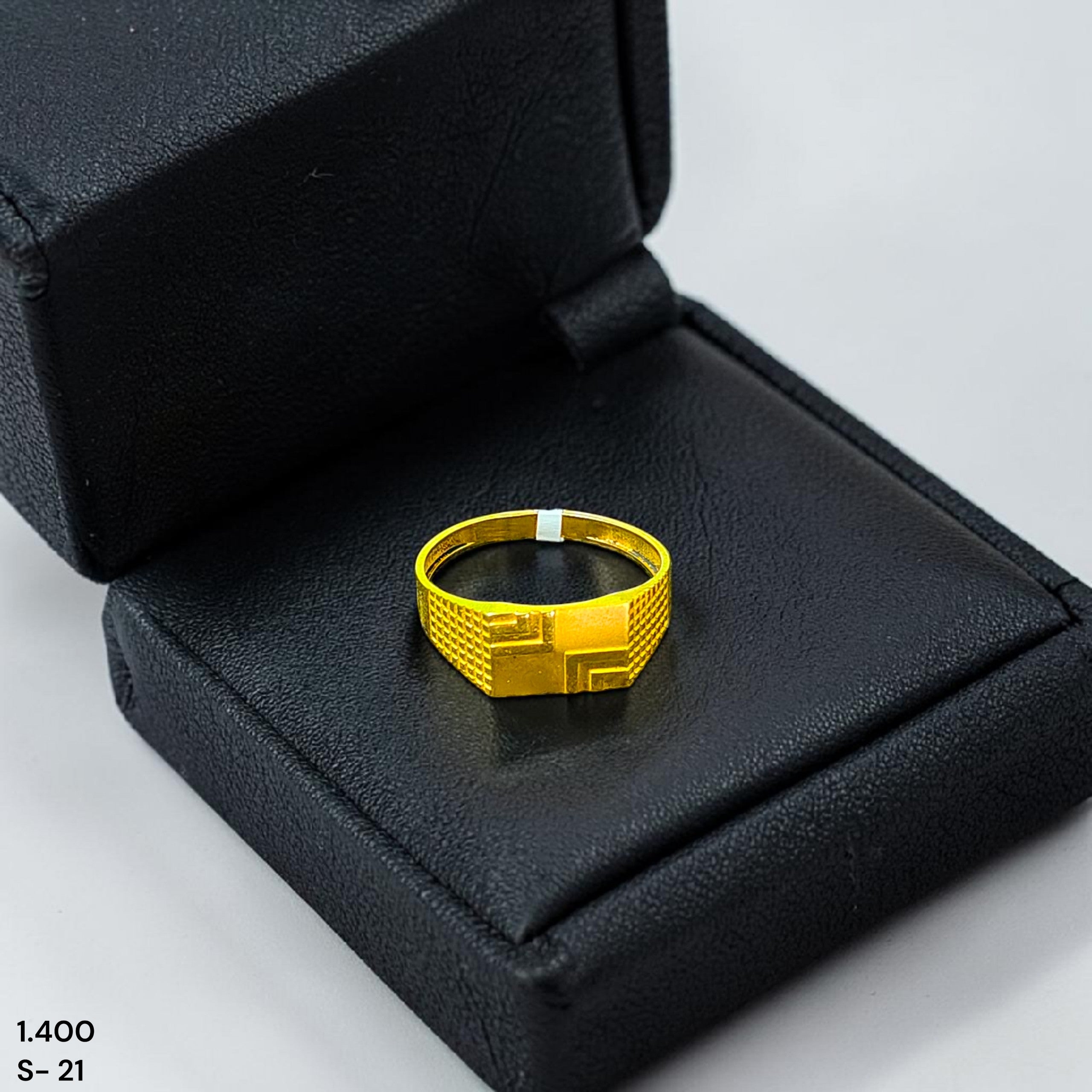 GENTS RING- TRJ (SIZE:21) WGT: 1.400 GM APPROX BIS CERTIFIED HUID HALLMARK 375 9KT GOLD FINGER RING FOR MEN 1 PIECE.