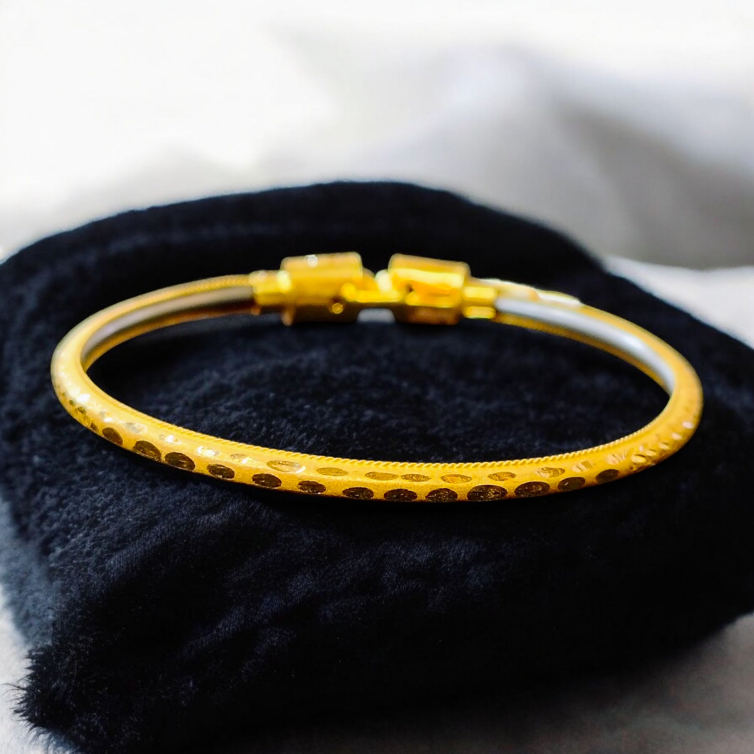 (GSN22) TRJ (SIZE: 26) WGT: 5.020 GM APPROX 22KT HUID HALLMARK GOLD NOA BADHANO BANGLES 1 PIECE.