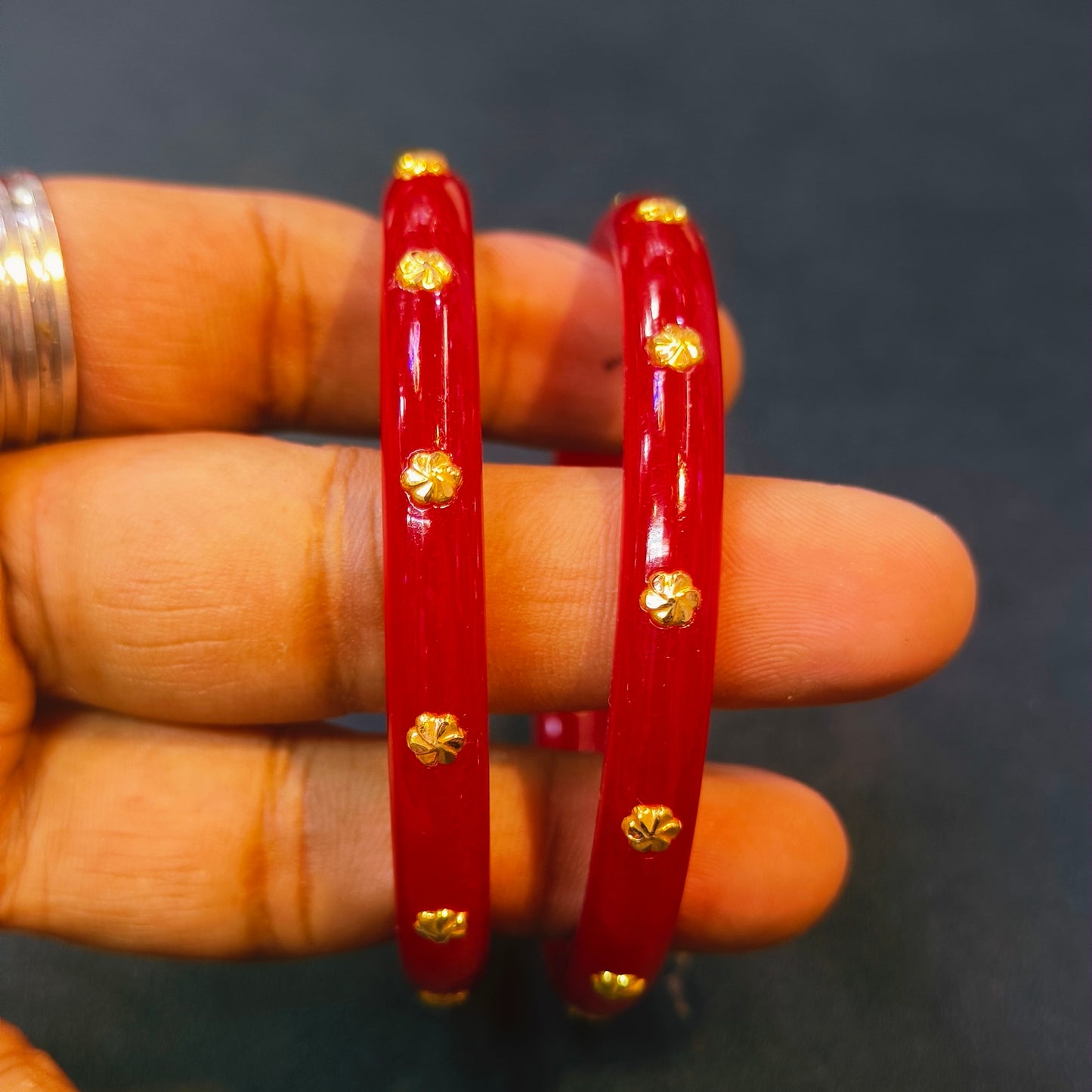 RED MED LOCAL KDM GOLD PASTING POLA BADHANO 1 PAIR FOR REGULAR USE APPROX WGT: 0.400 GM (NOTE: DEDUCTION OF WGT: 0.100 GM WHEN EXCHANGED WITH ANY JEWELLERY FOR LIFETIME)