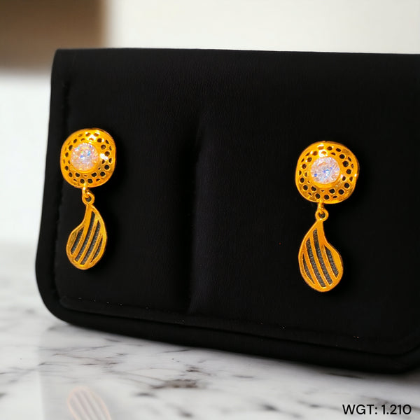 STUD EARRING- (WGT: 1.210 GM APPROX) HALLMARK 18KT GOLD EAR TOPS STUD 1 PAIR FOR REGULAR USE.