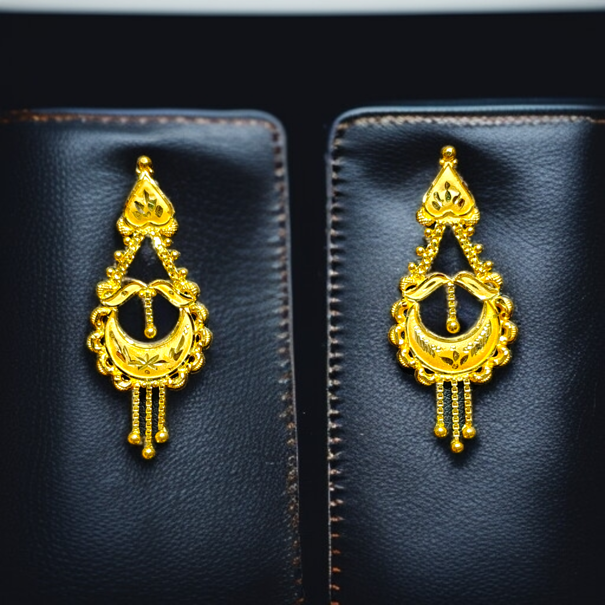 (GEK) TRJ WGT: 3.080 GM APPROX HUID HALLMARK 22KT GOLD EARRINGS KANBALA 1 PAIR FOR WOMEN.