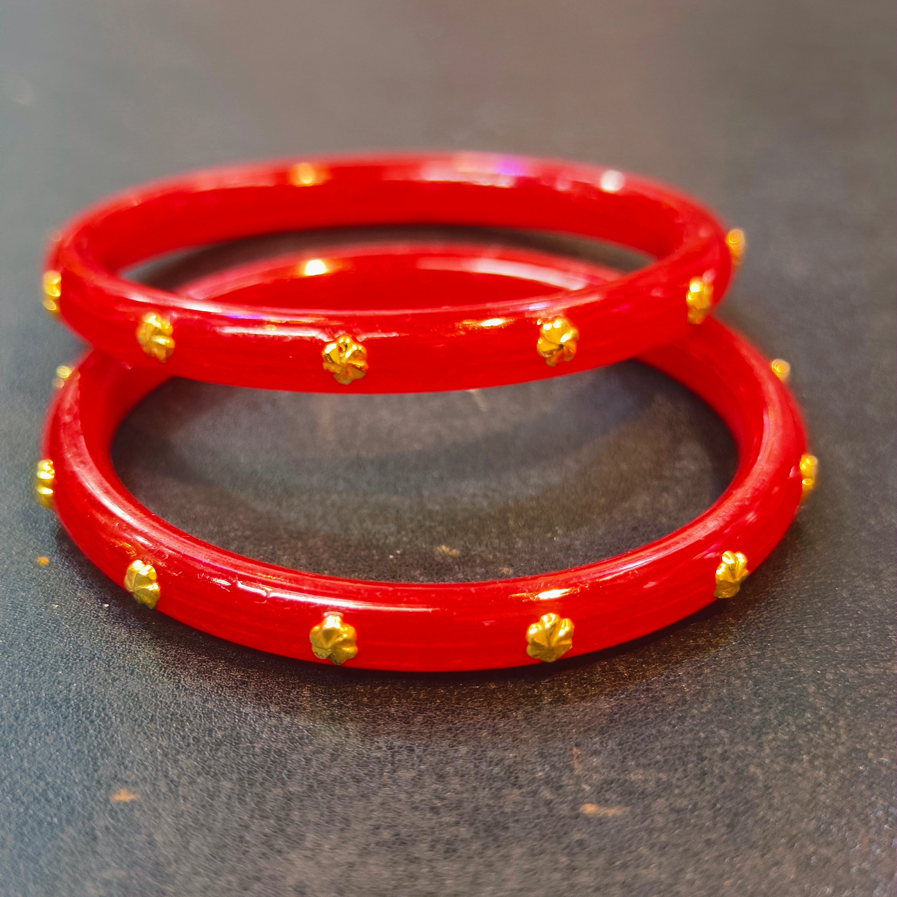 RED MED LOCAL KDM GOLD PASTING POLA BADHANO 1 PAIR FOR REGULAR USE APPROX WGT: 0.400 GM (NOTE: DEDUCTION OF WGT: 0.100 GM WHEN EXCHANGED WITH ANY JEWELLERY FOR LIFETIME)