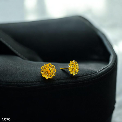 STUD EARRING- BIS CERTIFIED WGT: 1.070 GM APPROX HUID HALLMARK 916 22KT GOLD TOPS 1 PAIR FOR WOMEN.