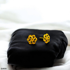STUD EARRING- (WGT: 0.600 GM APPROX) HALLMARK 18KT GOLD EAR TOPS STUD 1 PAIR FOR REGULAR USE.