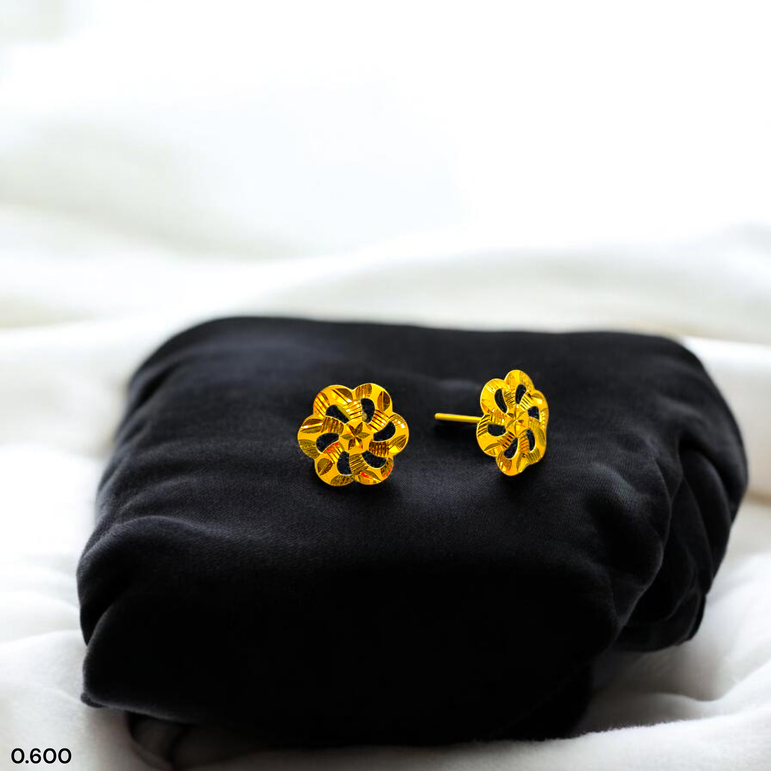 STUD EARRING- (WGT: 0.600 GM APPROX) HALLMARK 18KT GOLD EAR TOPS STUD 1 PAIR FOR REGULAR USE.