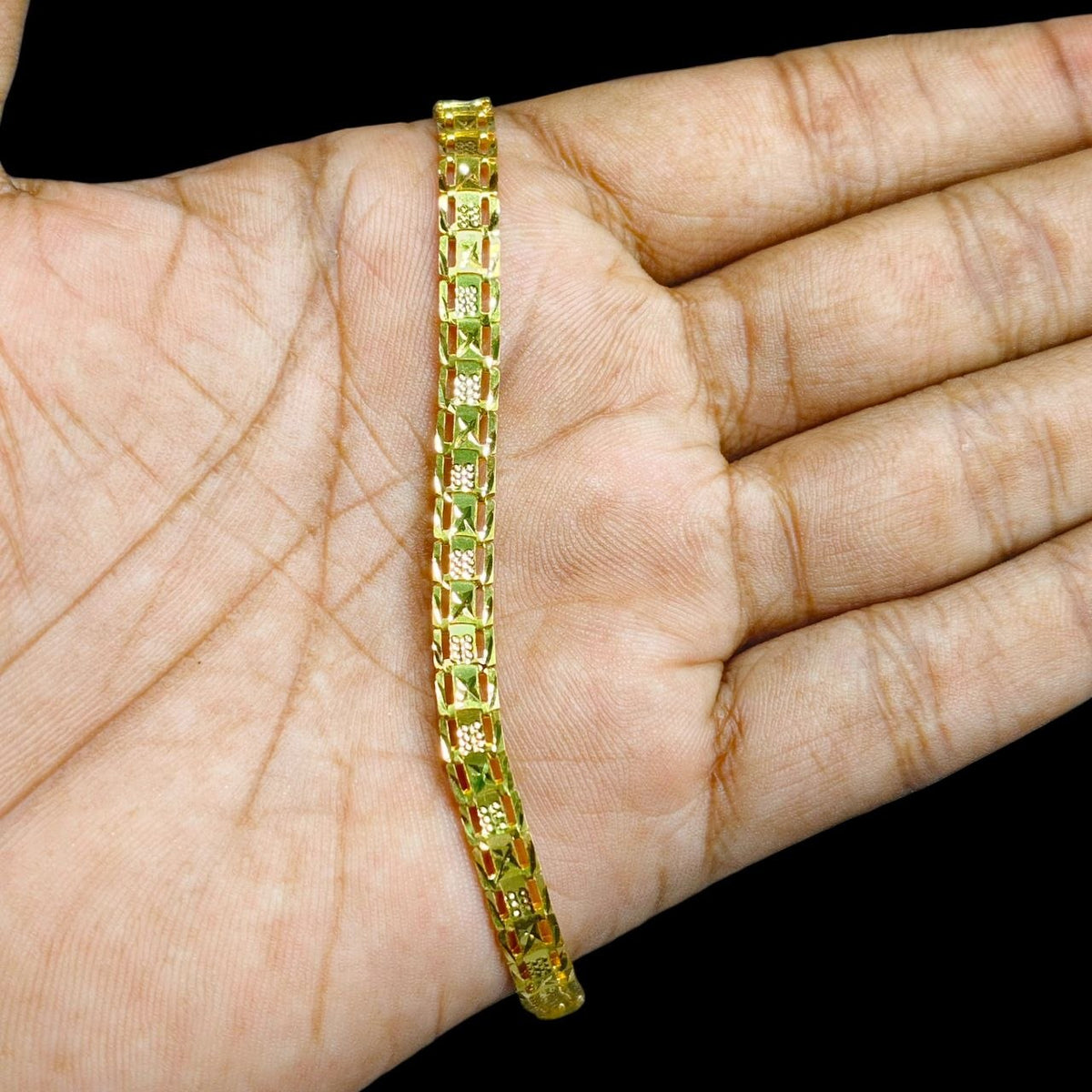 GOLD WRISLET- (SIZE 8")-(WGT: 5.610 GM APPROX) BIS CERTIFIED HUID HALLMARK 22KT GOLD WRISTLET (BRACELET) 1 PIECE FOR MEN. (9FMLUF)