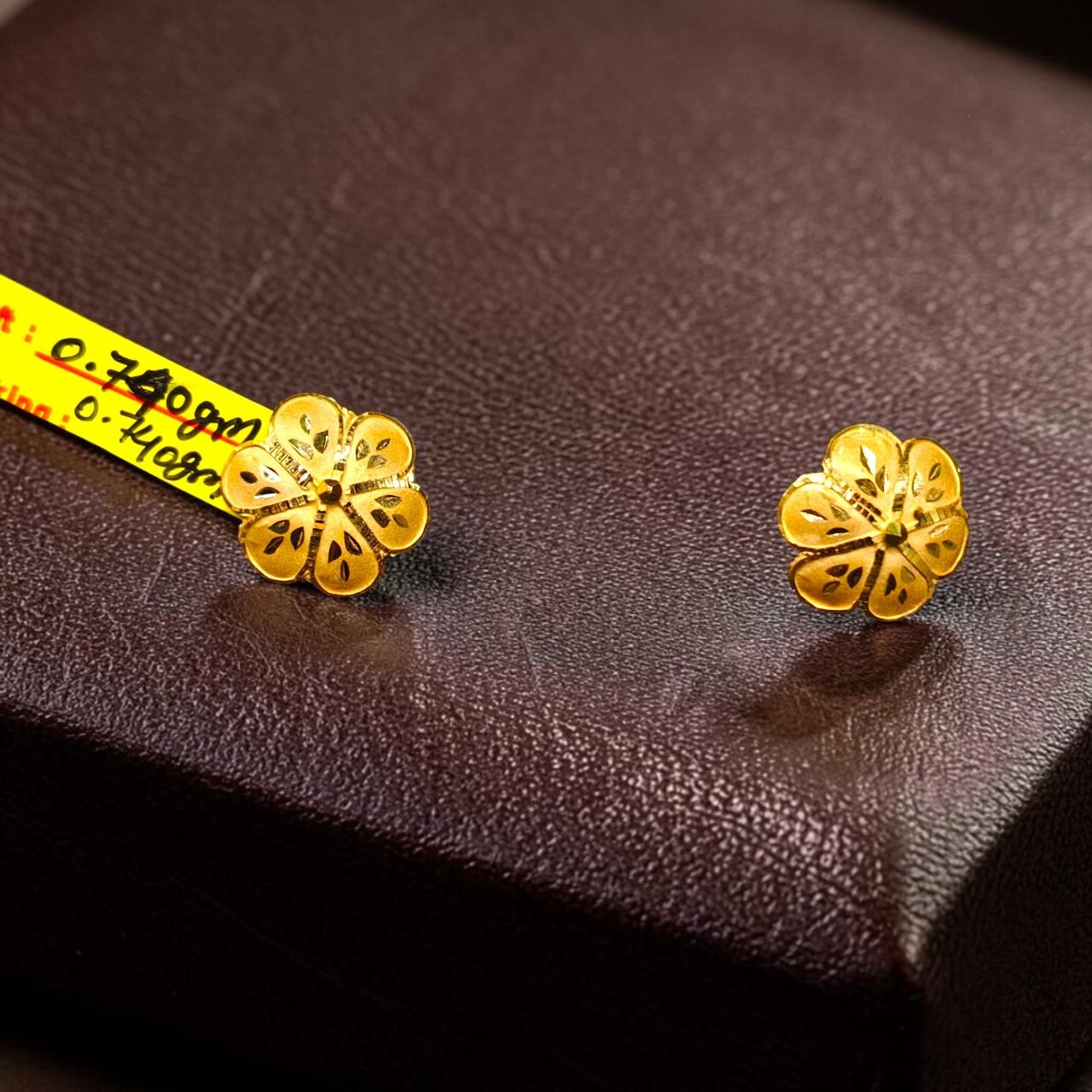 GOLD TOPS- BIS CERTIFIED (WGT: 0.740 GM APPROX) HUID HALLMARK 375 9KT GOLD TOPS 1 PAIR BEST FOR MARRIAGE GIFT.