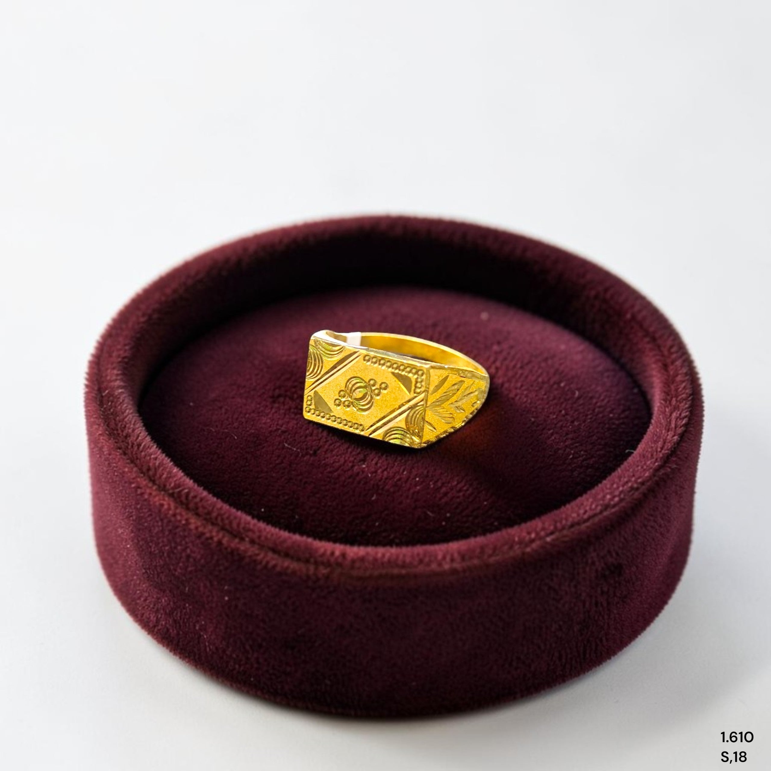 GENTS RING- SIZE:18 (WGT: 1.610 GM APPROX) BIS CERTIFIED HUID HALLMARK 916 22KT GOLD GENTS FINGER RING FOR MEN 1 PIECE.