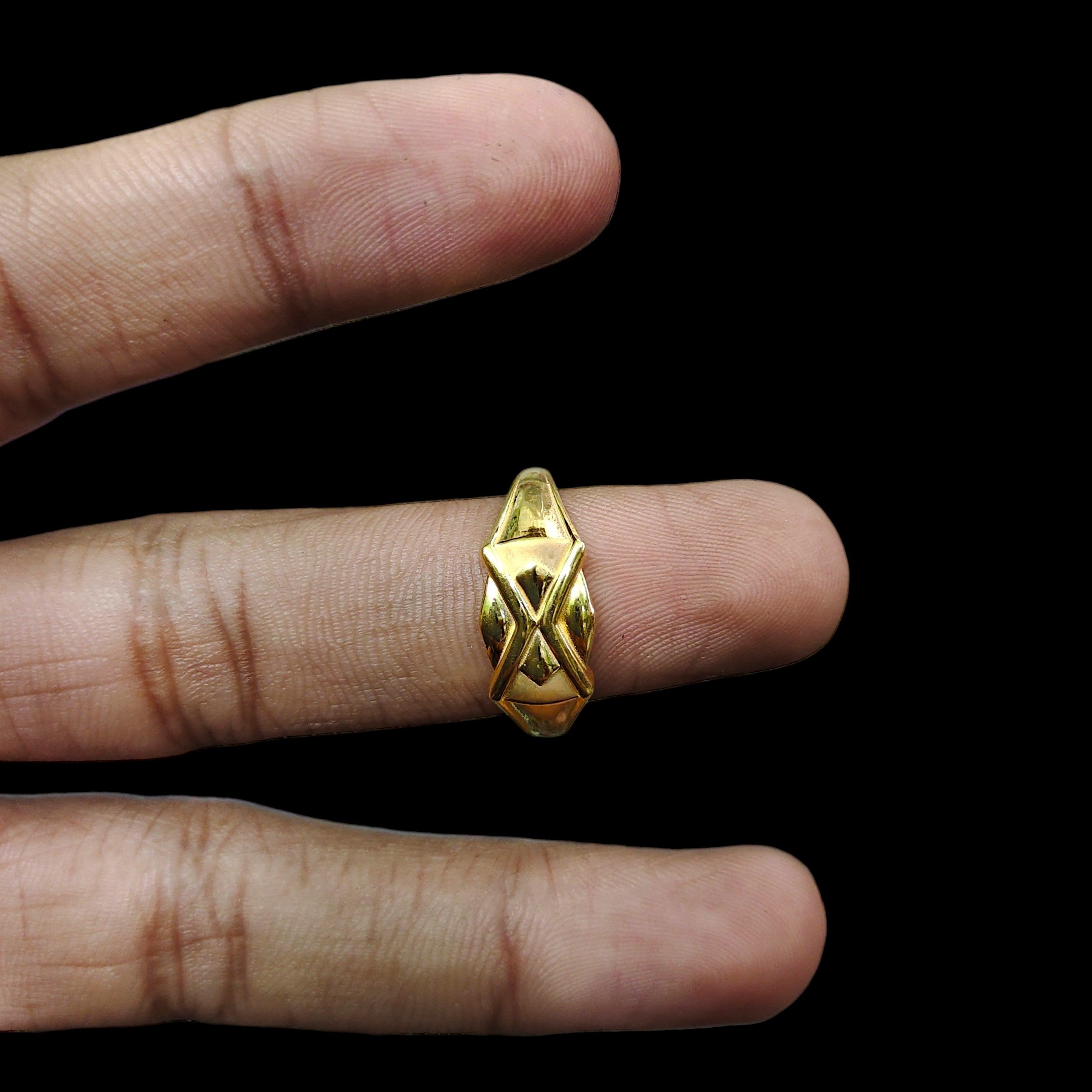 GENTS RING- TRJ (SIZE:23) WGT: 1.280 GM APPROX BIS CERTIFIED HUID HALLMARK 375 9KT GOLD FINGER RING FOR MEN 1 PIECE.