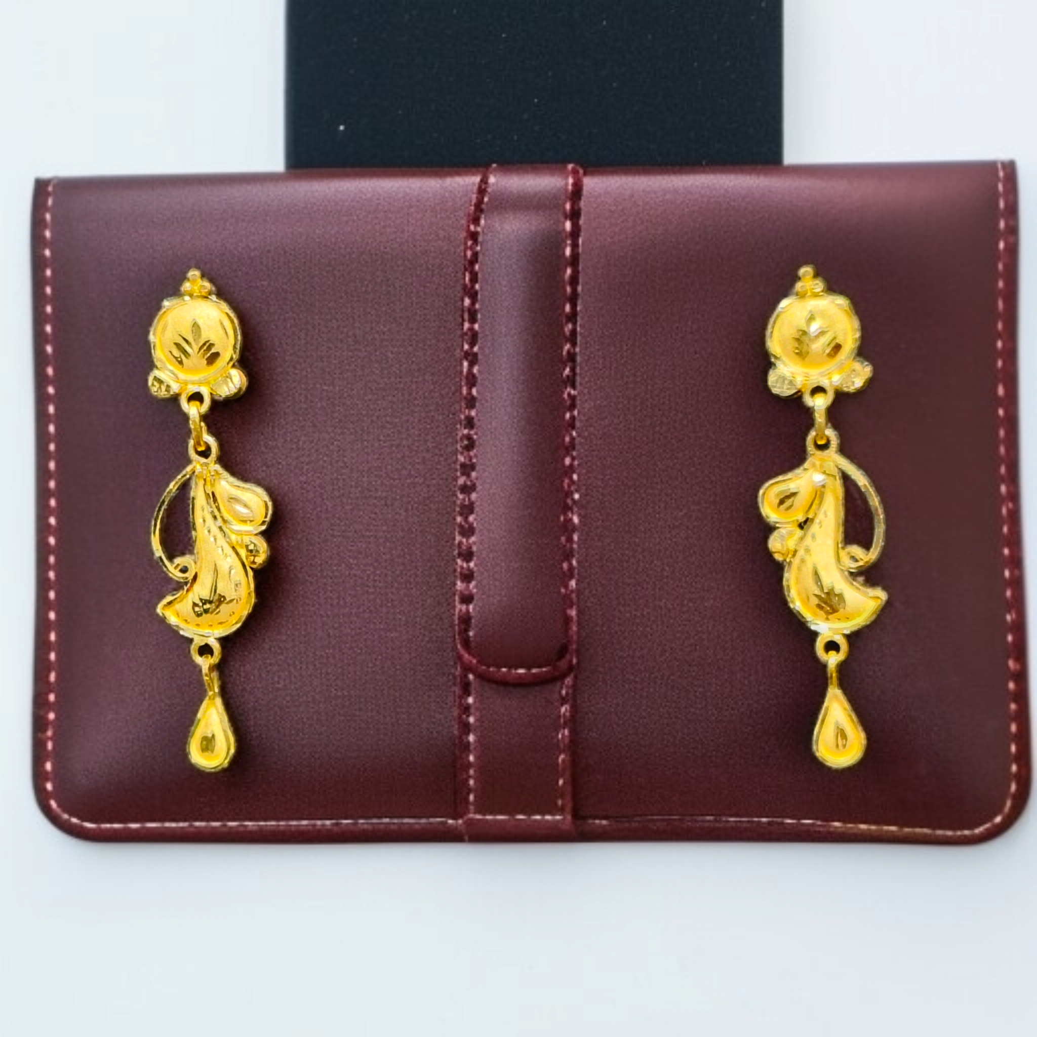 (GEK) TRJ WGT: 1.370 GM APPROX HUID HALLMARK 22KT GOLD EARRINGS KANBALA 1 PAIR FOR WOMEN.