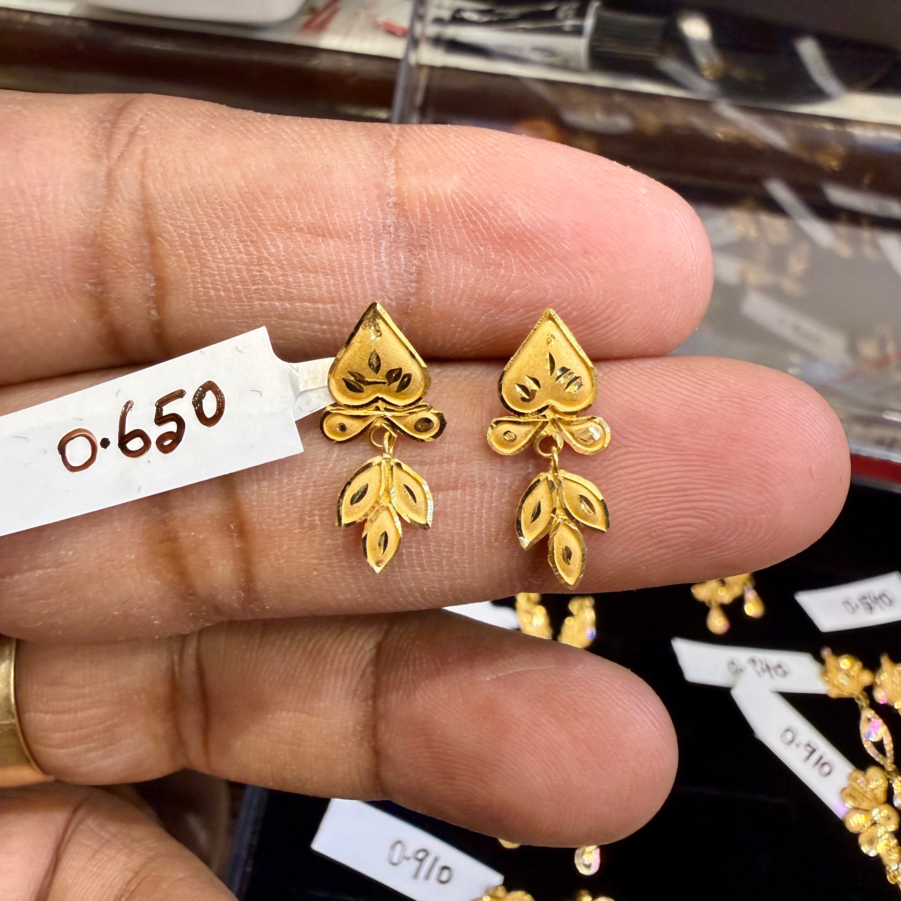 STUD EARRING- BIS CERTIFIED WGT: 0.650 GM APPROX HUID HALLMARK 916 22KT GOLD STUD EARRINGS 1 PAIR FOR WOMEN.