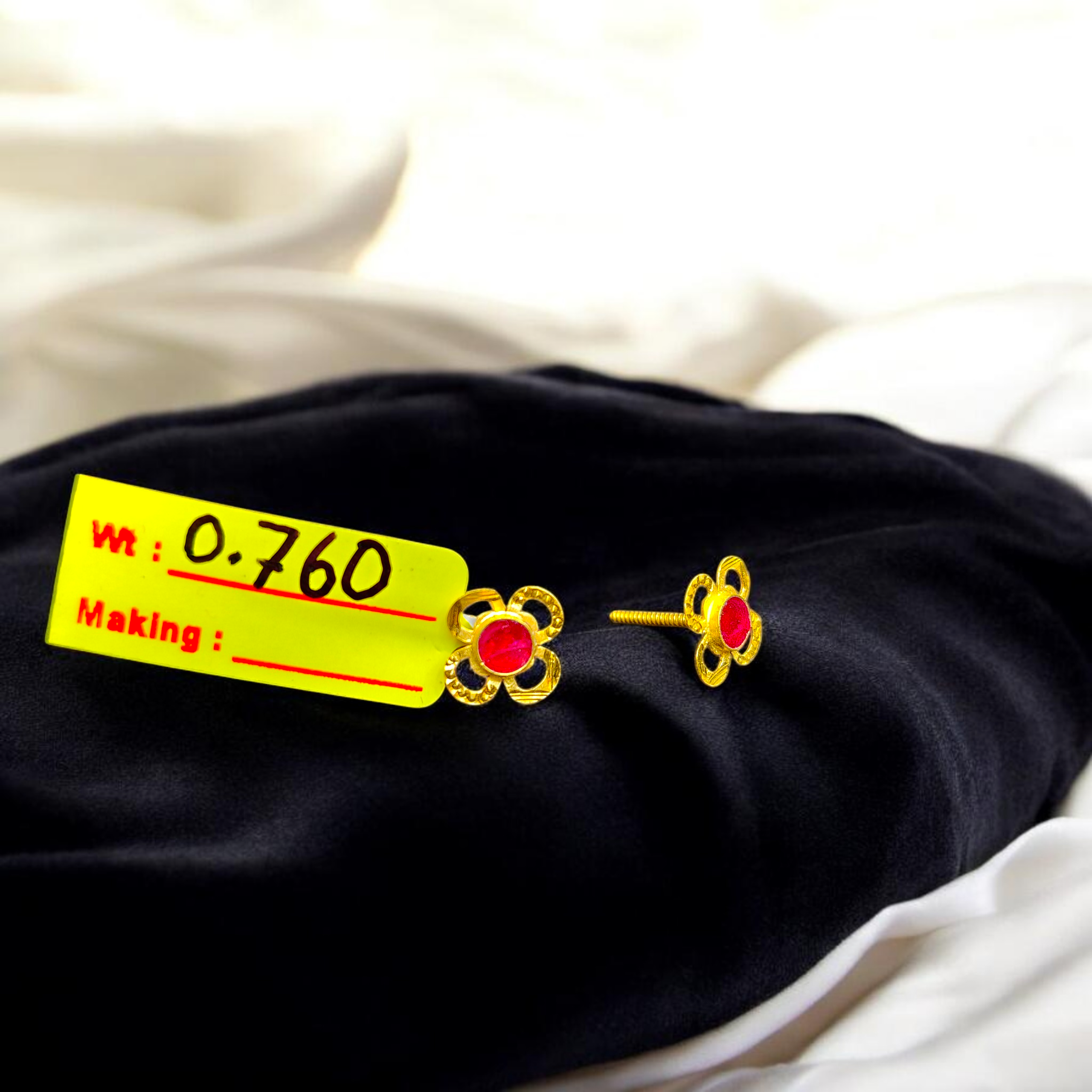 STUD EARRING- BIS CERTIFIED WGT: 0.760 GM APPROX HUID HALLMARK 916 22KT GOLD TOPS 1 PAIR FOR WOMEN.