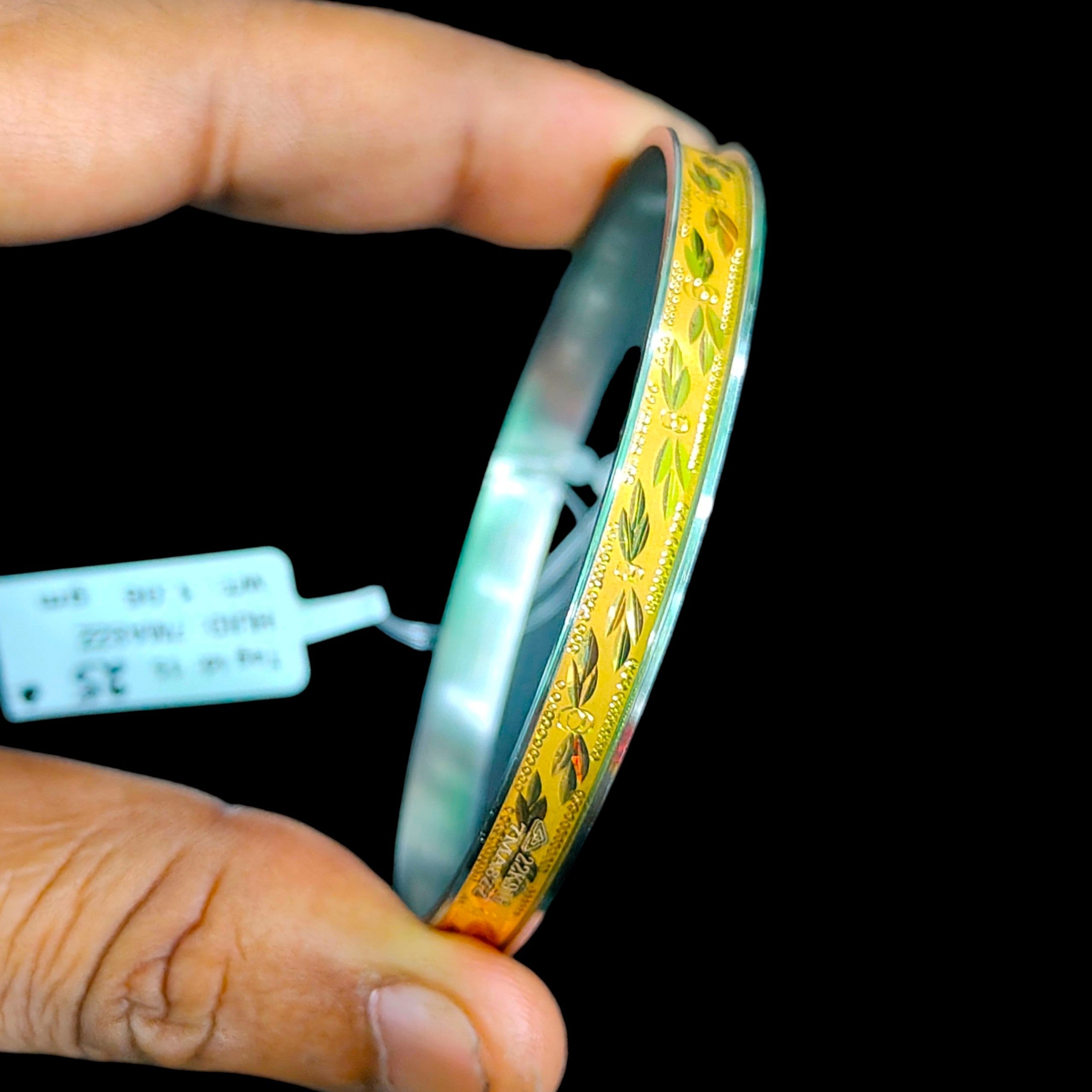 GOLD CHURI NOA- (SIZE: 25) WGT: 1.060 GM APPROX 22KT HUID HALLMARK GOLD NOA BANGLES 1 PIECE.