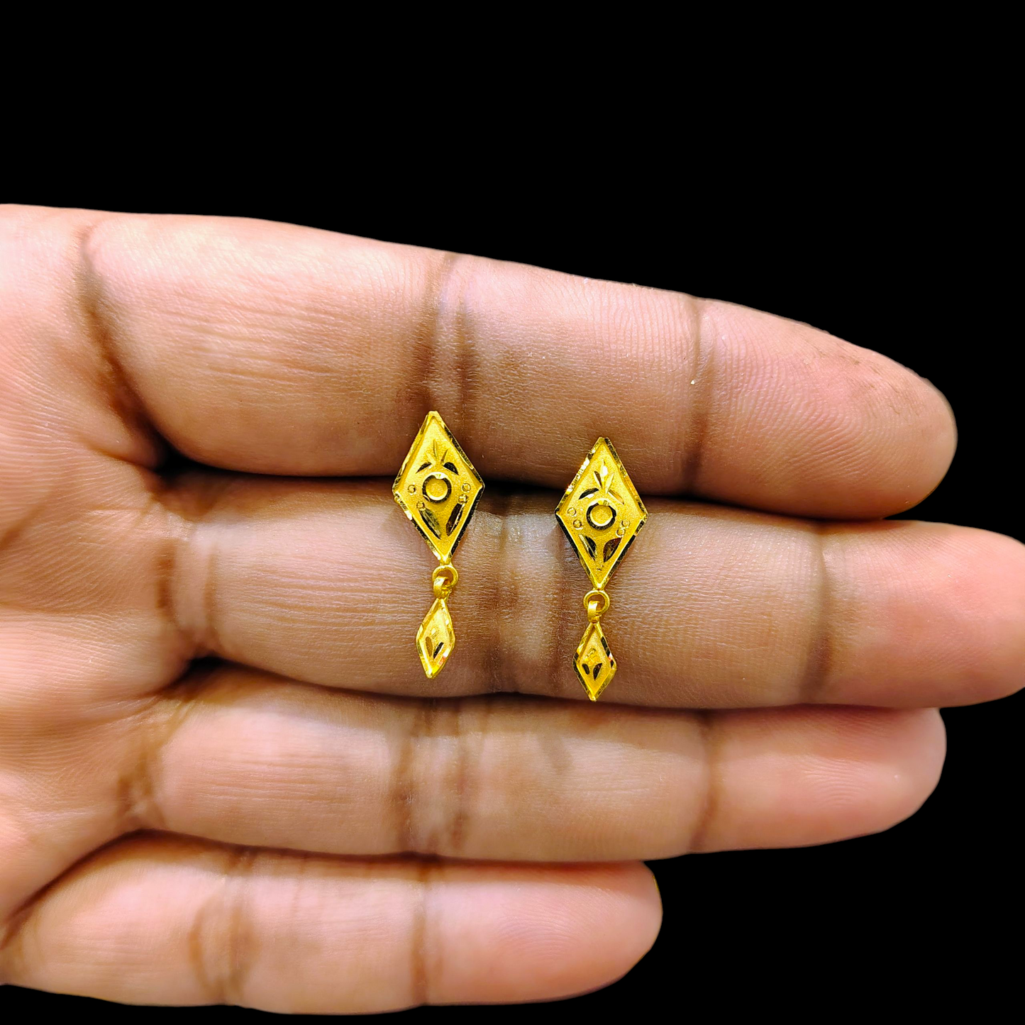 (GSE22) BIS CERTIFIED WGT: 0.650 GM APPROX HUID HALLMARK 916 22KT GOLD TOPS 1 PAIR FOR WOMEN.