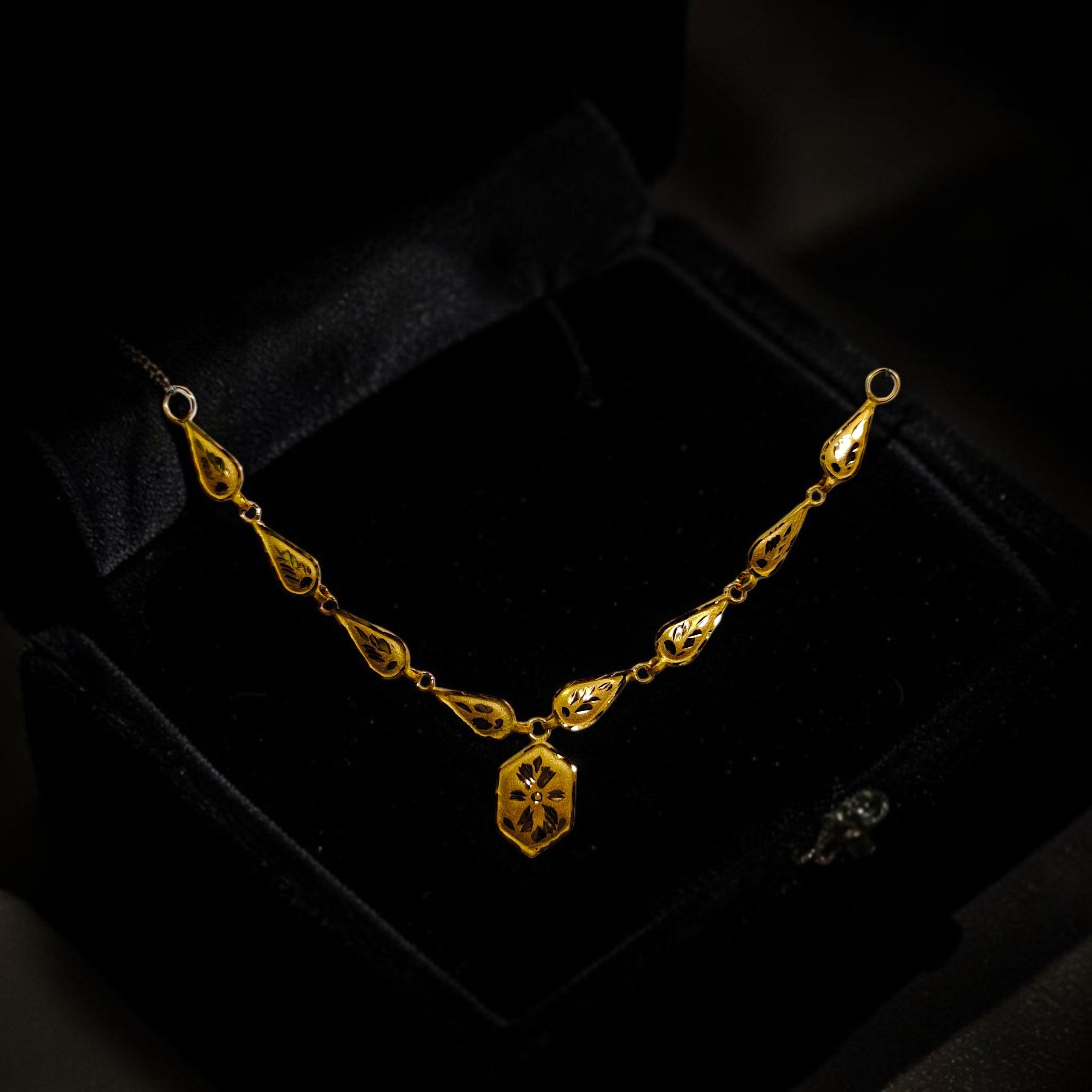 GOLD CHOKER NECKLACE-(WGT: 0.667 GM APPROX) BIS CERTIFIED HUID HALLMARK 9KT GOLD NECKLACE 1 PIECE FOR WOMEN.
