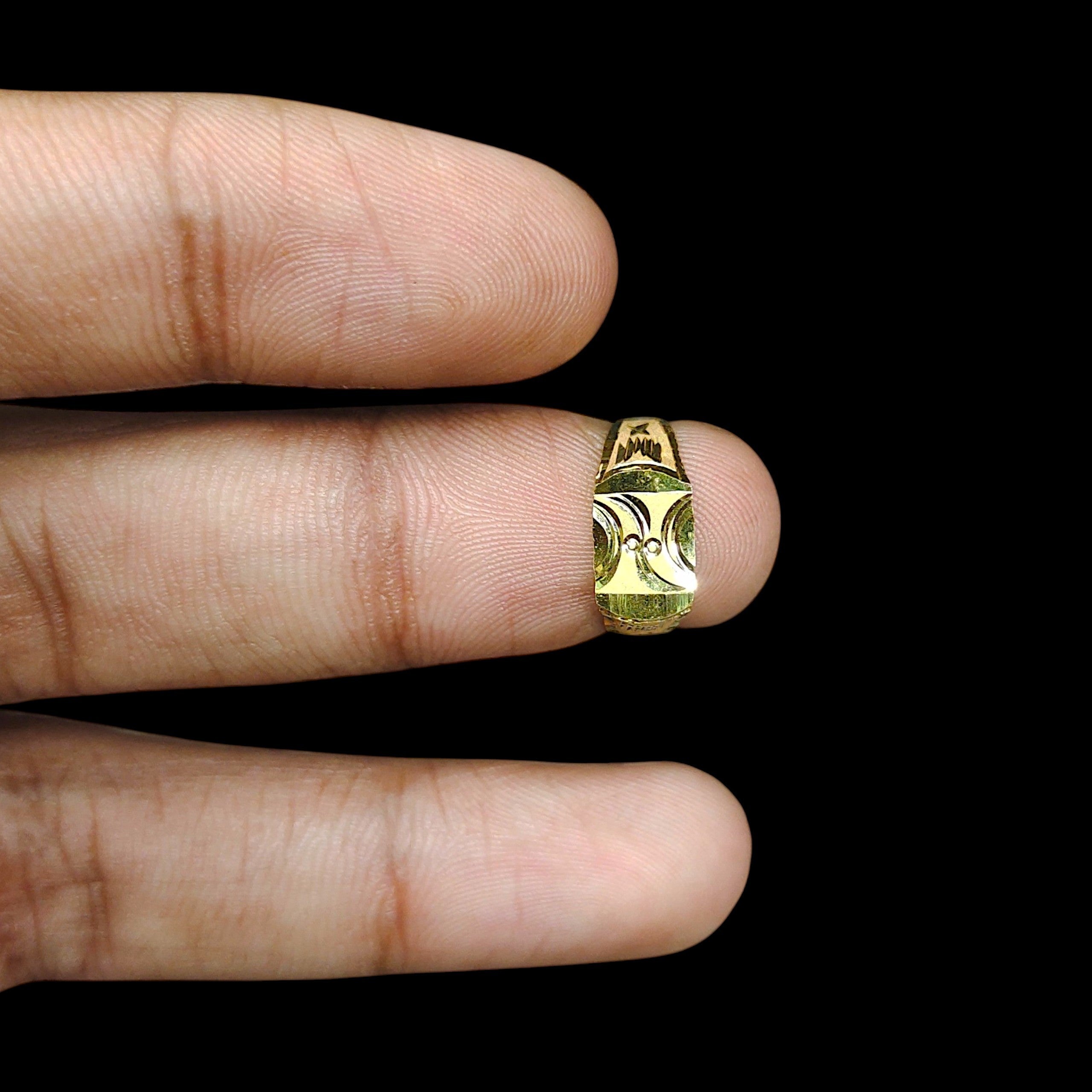BABY JEWELLERY- TRJ WGT: 0.330 GM APPROX 375 9KT HUID HALLMARK GOLD BABY FINGER RING 1 PIECE FOR RICE CEREMONY & BIRTHDAY.(A1JDXG)