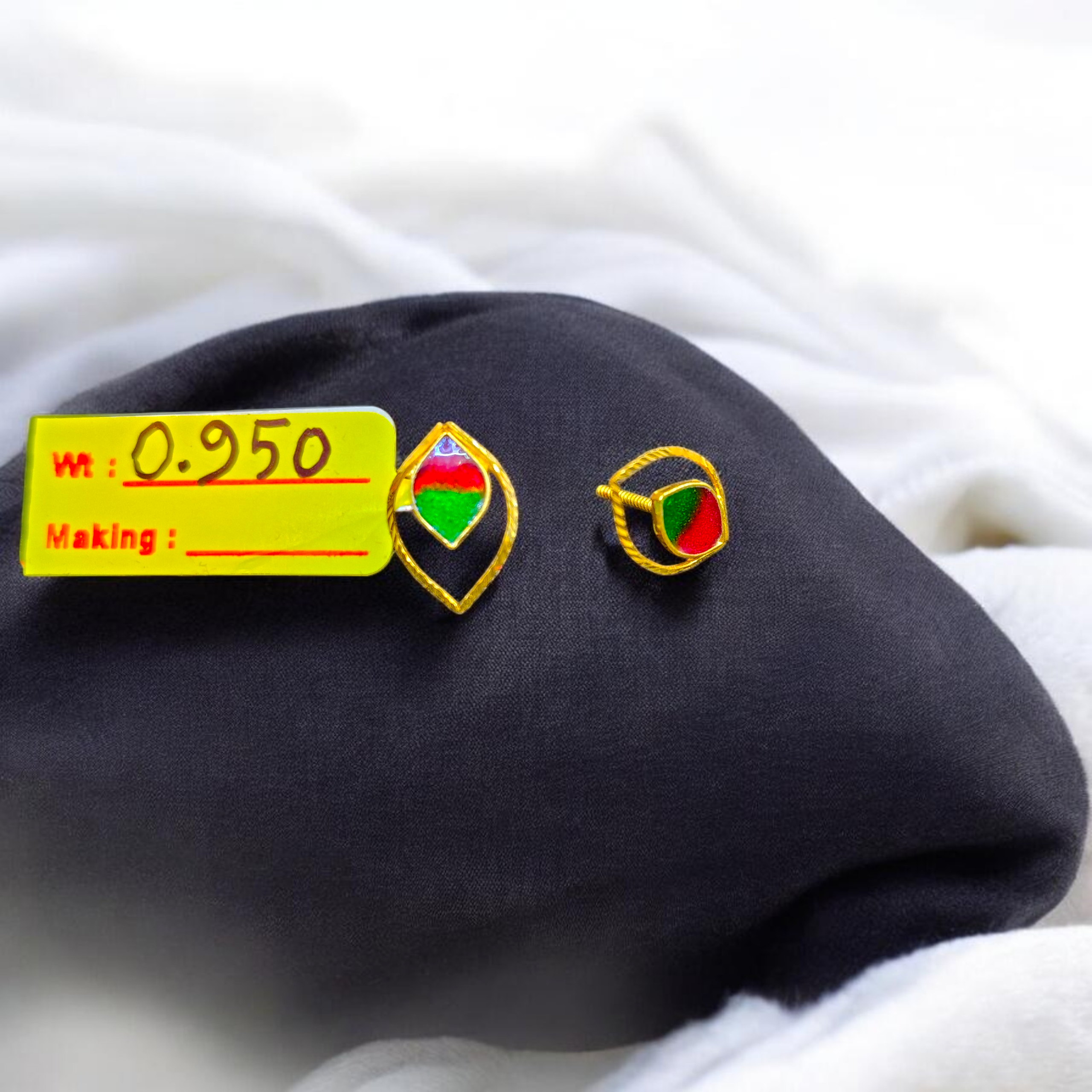 STUD EARRING- BIS CERTIFIED WGT: 0.950 GM APPROX HUID HALLMARK 916 22KT GOLD TOPS 1 PAIR FOR WOMEN.