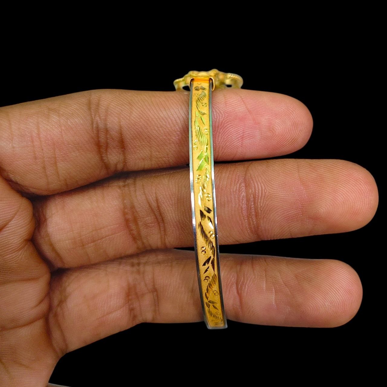 GOLD BRACELET NOA- (SIZE: 26) WGT: 3.970 GM APPROX 22KT HUID HALLMARK GOLD NOA BANGLES 1 PIECE.