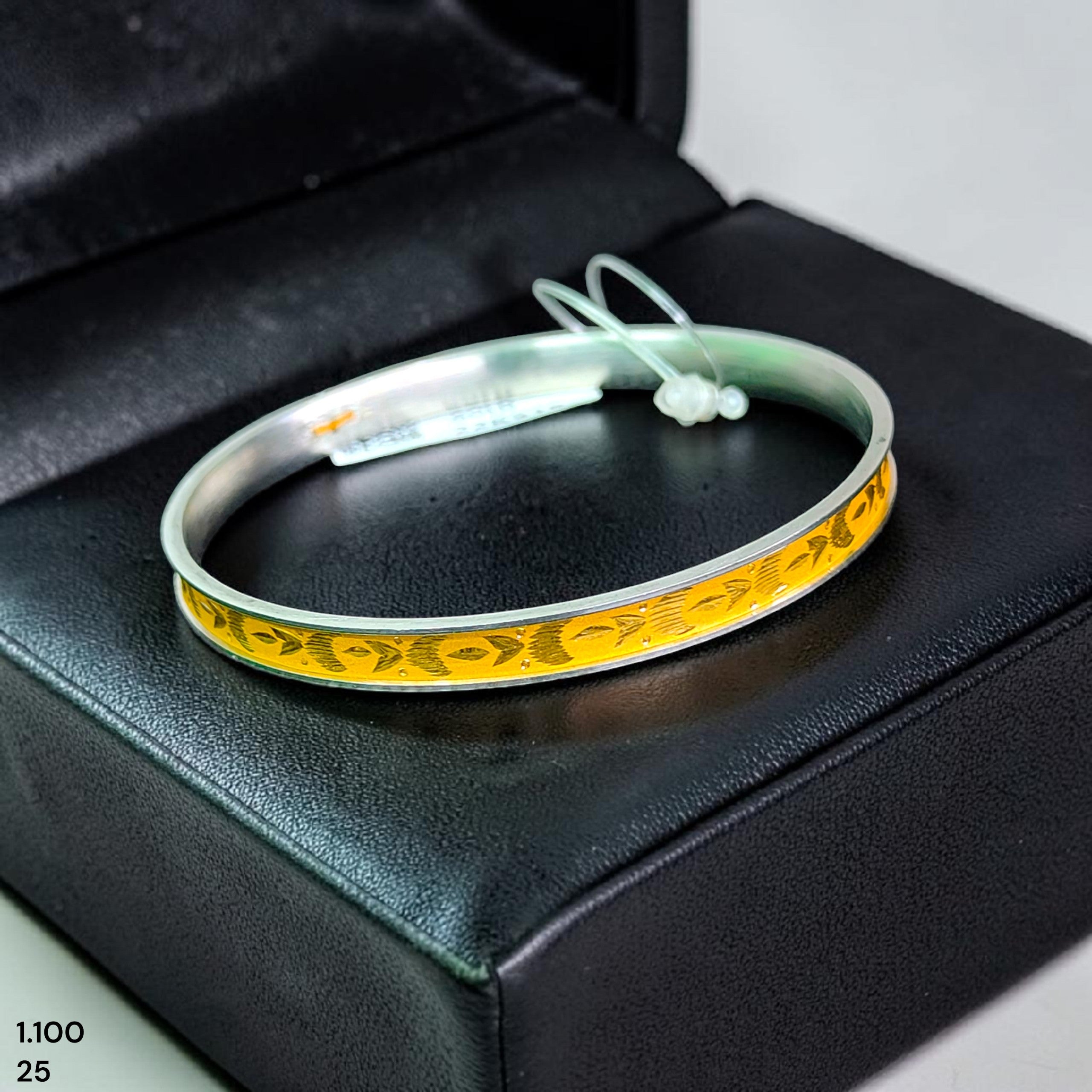GOLD CHURI NOA- (SIZE: 25) WGT: 1.100 GM APPROX 22KT HUID HALLMARK GOLD NOA BANGLES 1 PIECE.