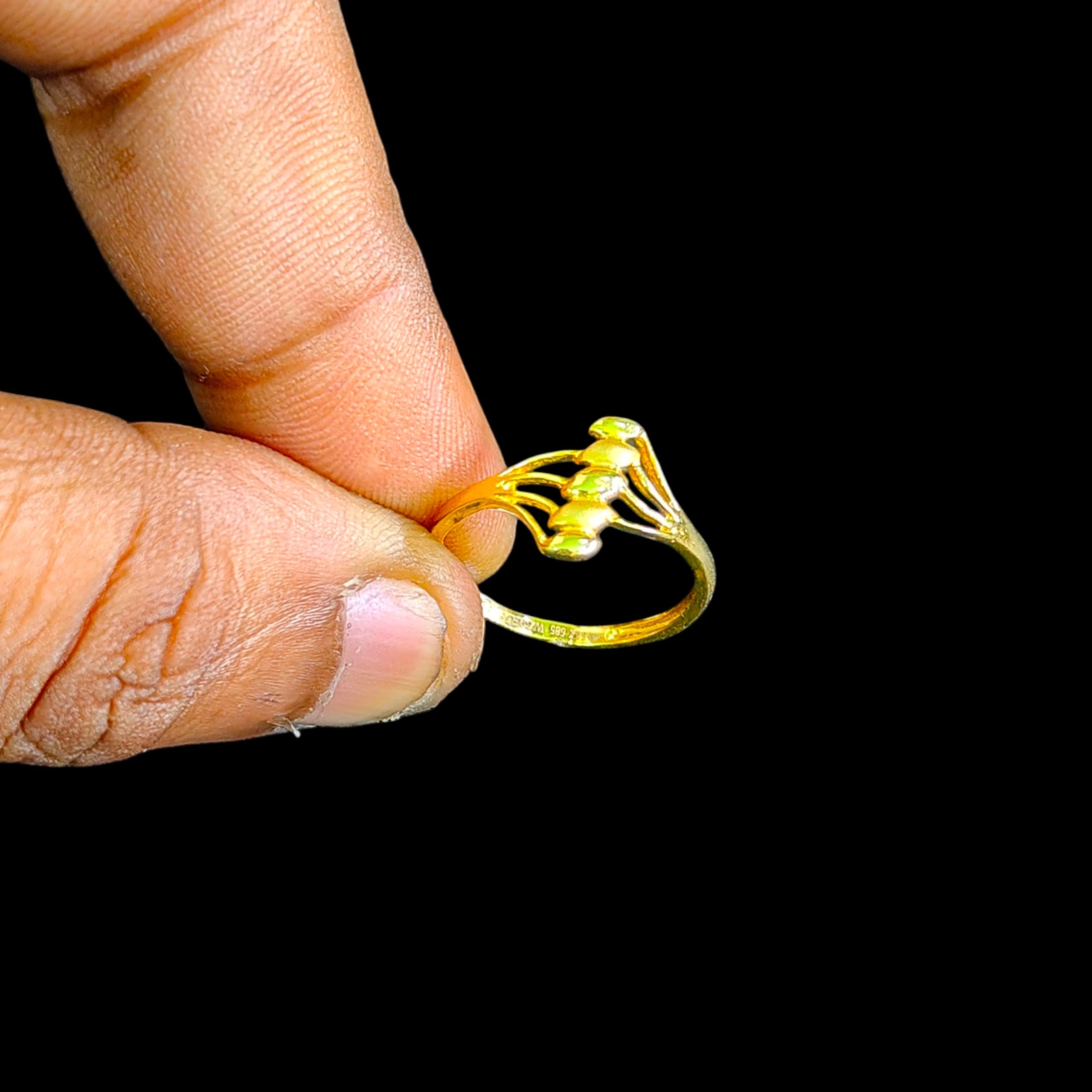 LADIES RING- (SIZE: 12) WGT: 1.050 GM APPROX 22KT HUID HALLMARK GOLD RING FOR WOMEN 1 PIECE.