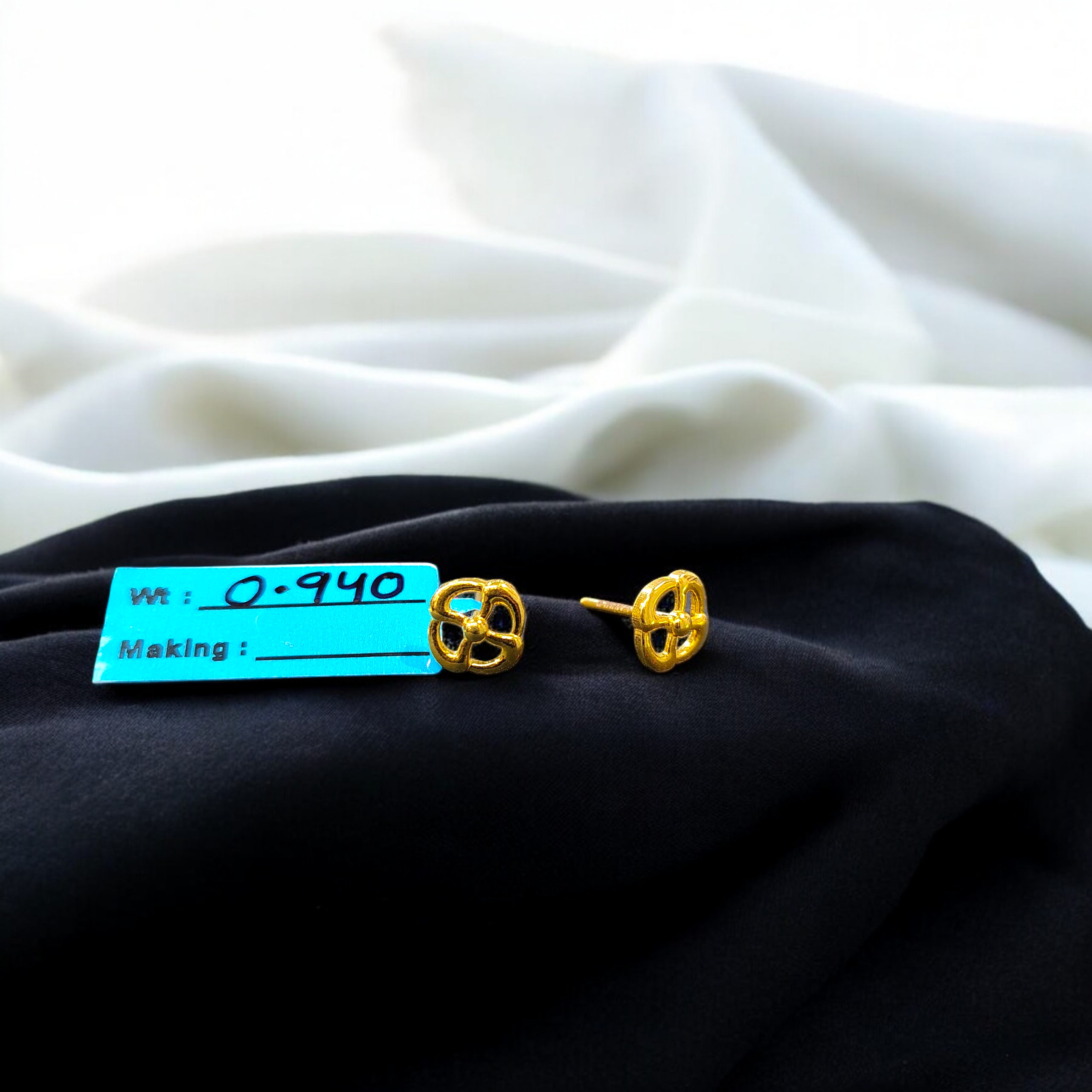 (GSE9) TRJ BABY TOPS WGT: 0.940 GM APPROX BIS CERTIFIED HUID HALLMARK 9KT GOLD STUD EARRINGS FOR WOMEN 1 PAIR FOR REGULAR USE.